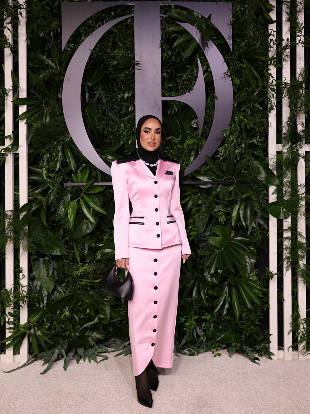 فاطمة العوضي اختارت التألق ببدلة كلاسيكية أنيقة من الحرير