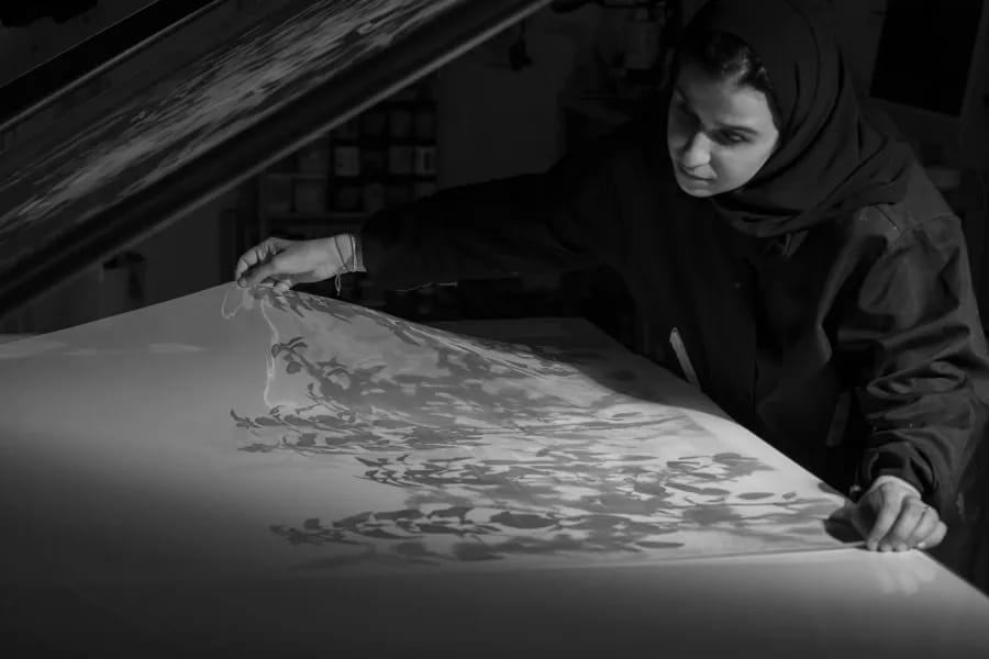 فاطمة عبدالهادي مؤسسة استوديو الطباعة الحريرية في مسك الصورة من بينالي الدرعية