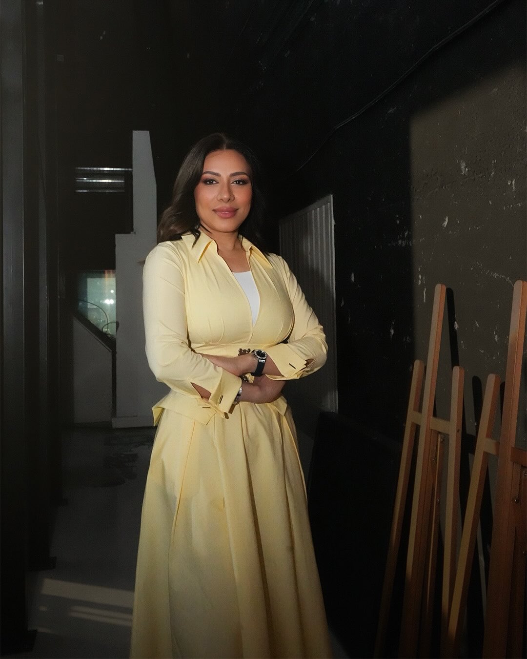 فاطمة متوهجة بفستان طويل باللون الأصفر الشاحب