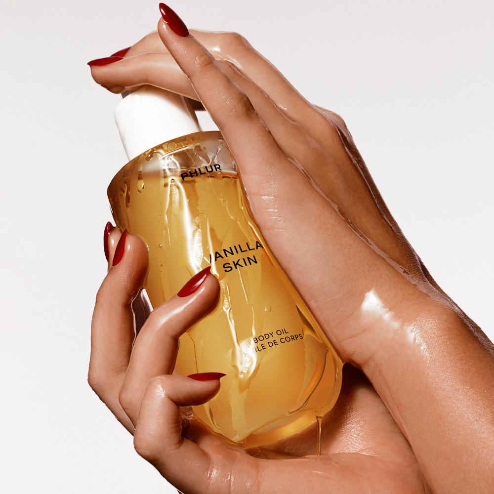 فانيلا سكين بودي أويل Vanilla Skin Body Oil، زيت وخفيف القوام صُمّم ليغمر البشرة بإشراقة ونعومة ودفء