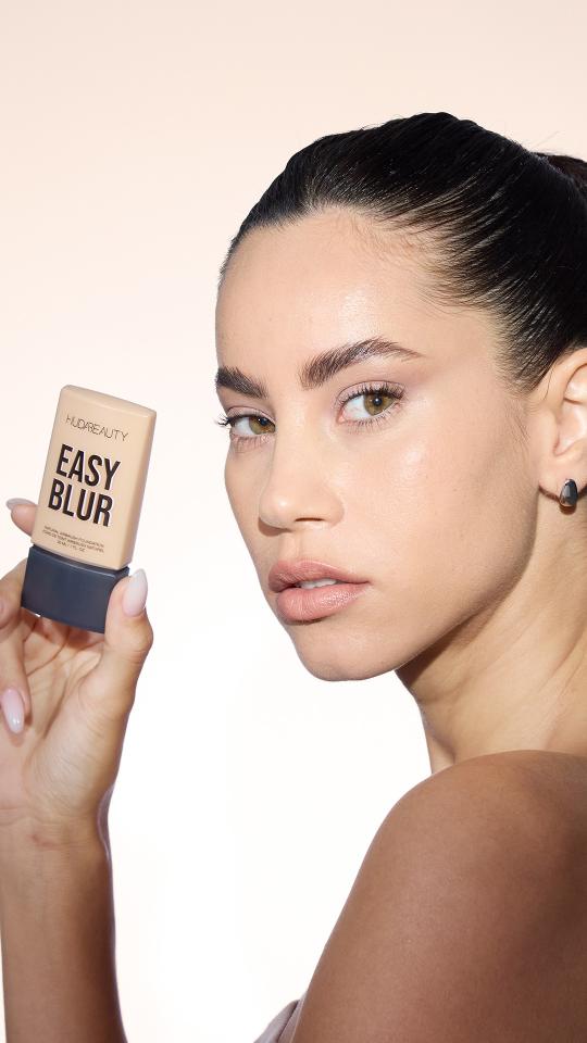فاونديشن Easy Blur من علامة هدى بيوتي HUDA BEAUTY