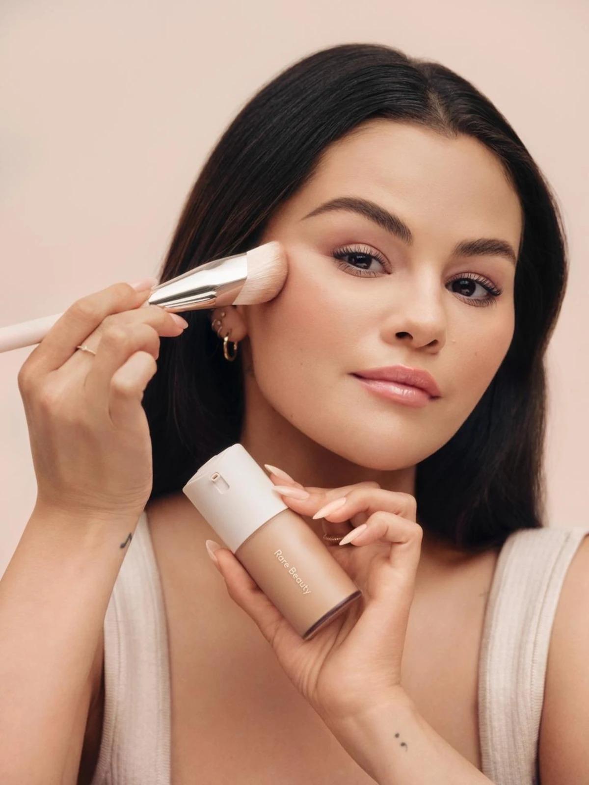 فاونديشن Liquid Touch Weightless Foundation من علامة  Rare Beauty