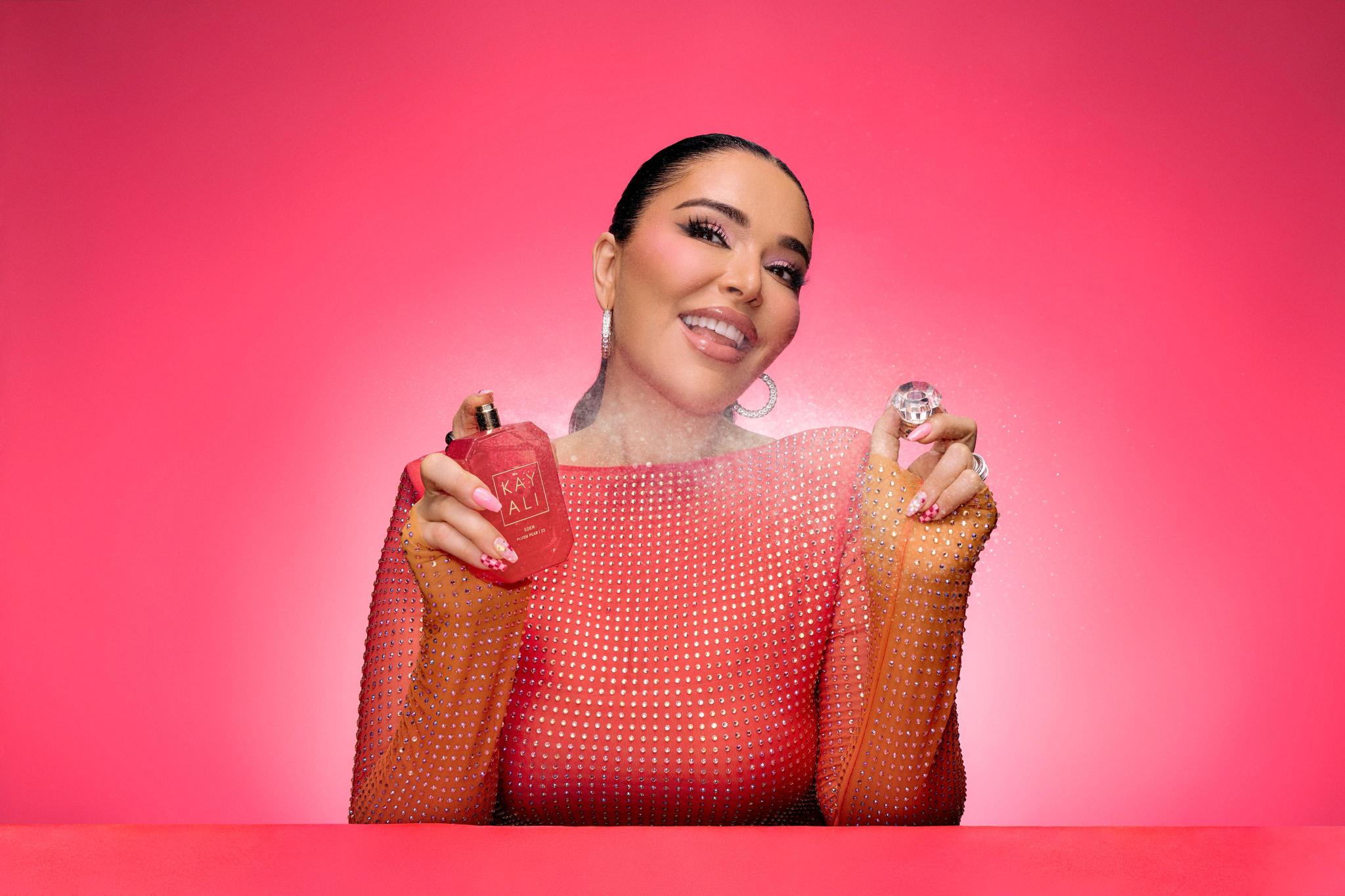 يمتاز العطر الجديد بطابع مرح ومنعش ومفعم بفاكهية لا تقاوم، وقد استُلهم من حب مونا قطان للعطور التي تعزز المزاج وتحتفي بالحنين والفرح والمرح دون قيود