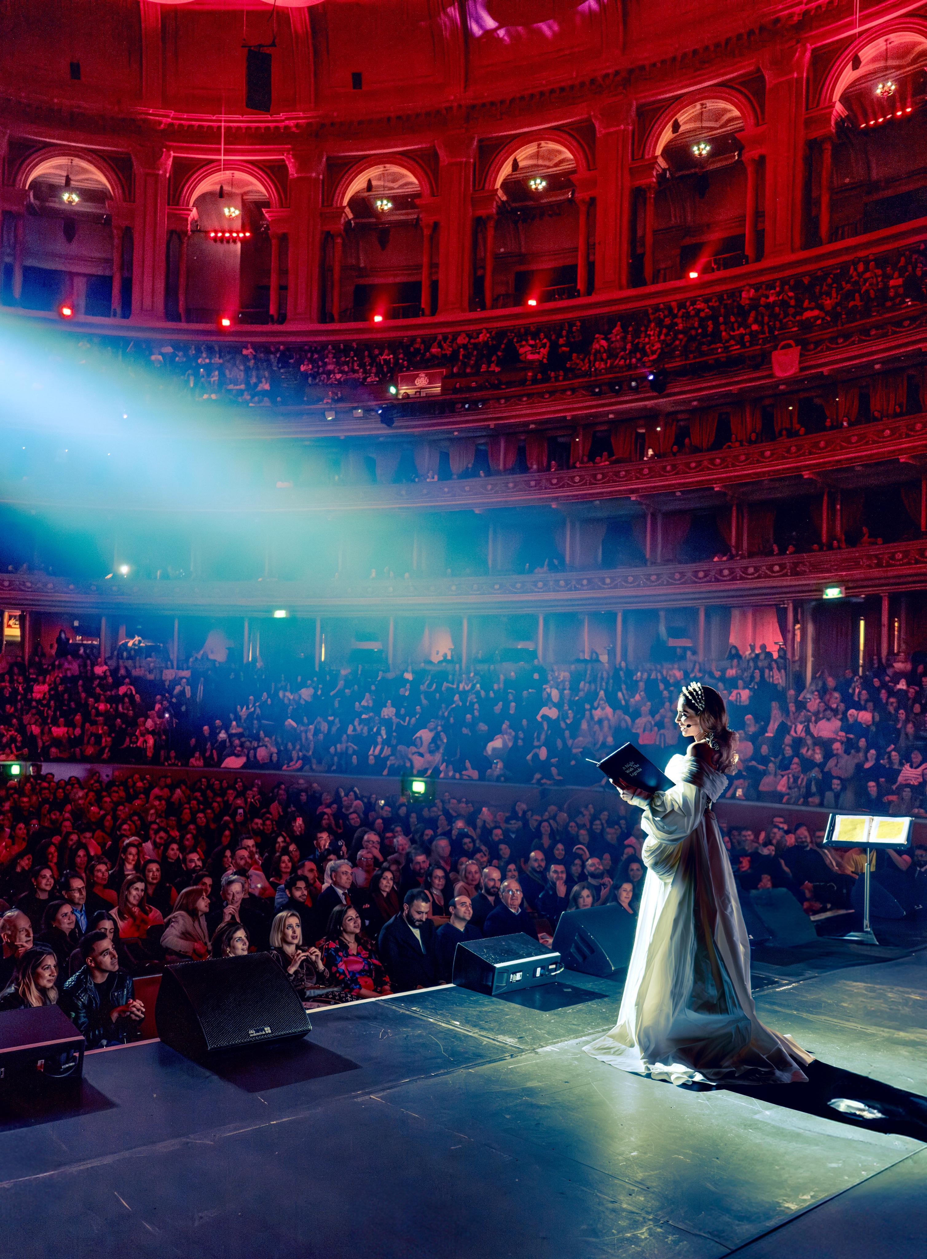 فخامة مستوحاة من فساتين الزفاف على مسرح رويال ألبرت هول.