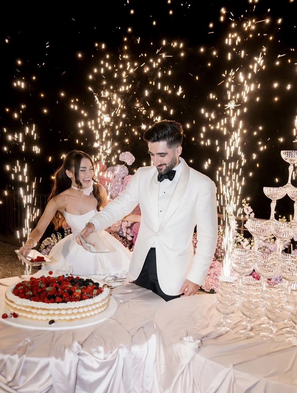 فرحة العروسين عند تقطيع الكايك_ الصورة من Jaxon James Couture Bridal@