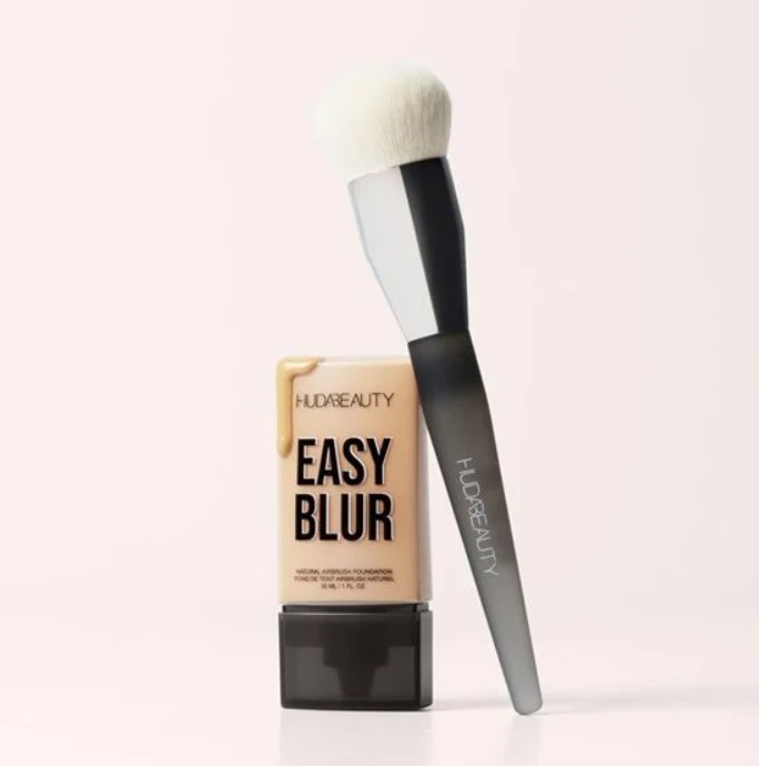 فرشاة لتطبيق البرايمر والفاونديشن من HUDA BEAUTY