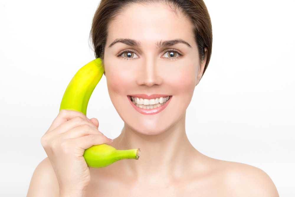 فرك الأسنان بالجانب الداخلي من قشر الموز يساهم في منح الأسنان لمعاناً طبيعياً