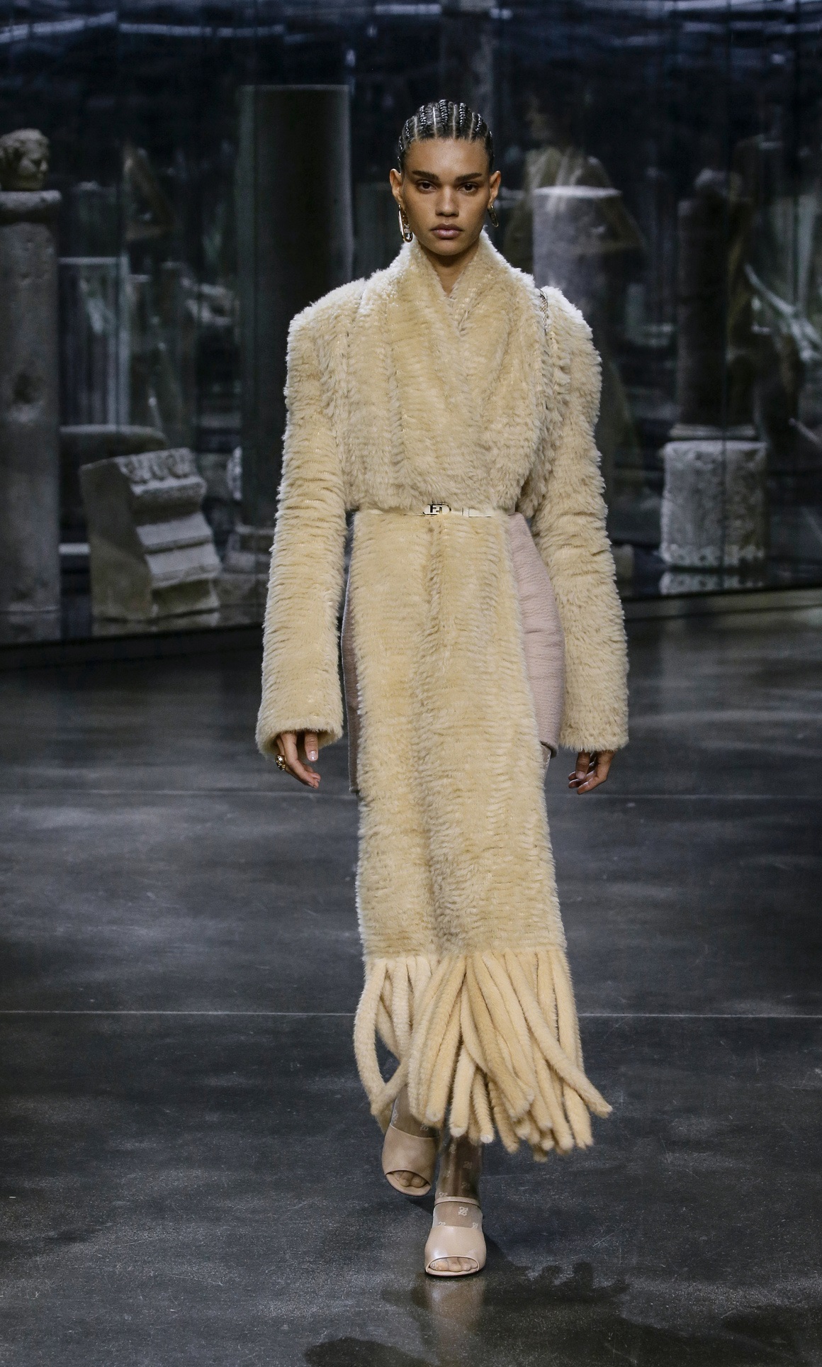 معاطف بتدرجات البيج الراقية من وحي دار Fendi