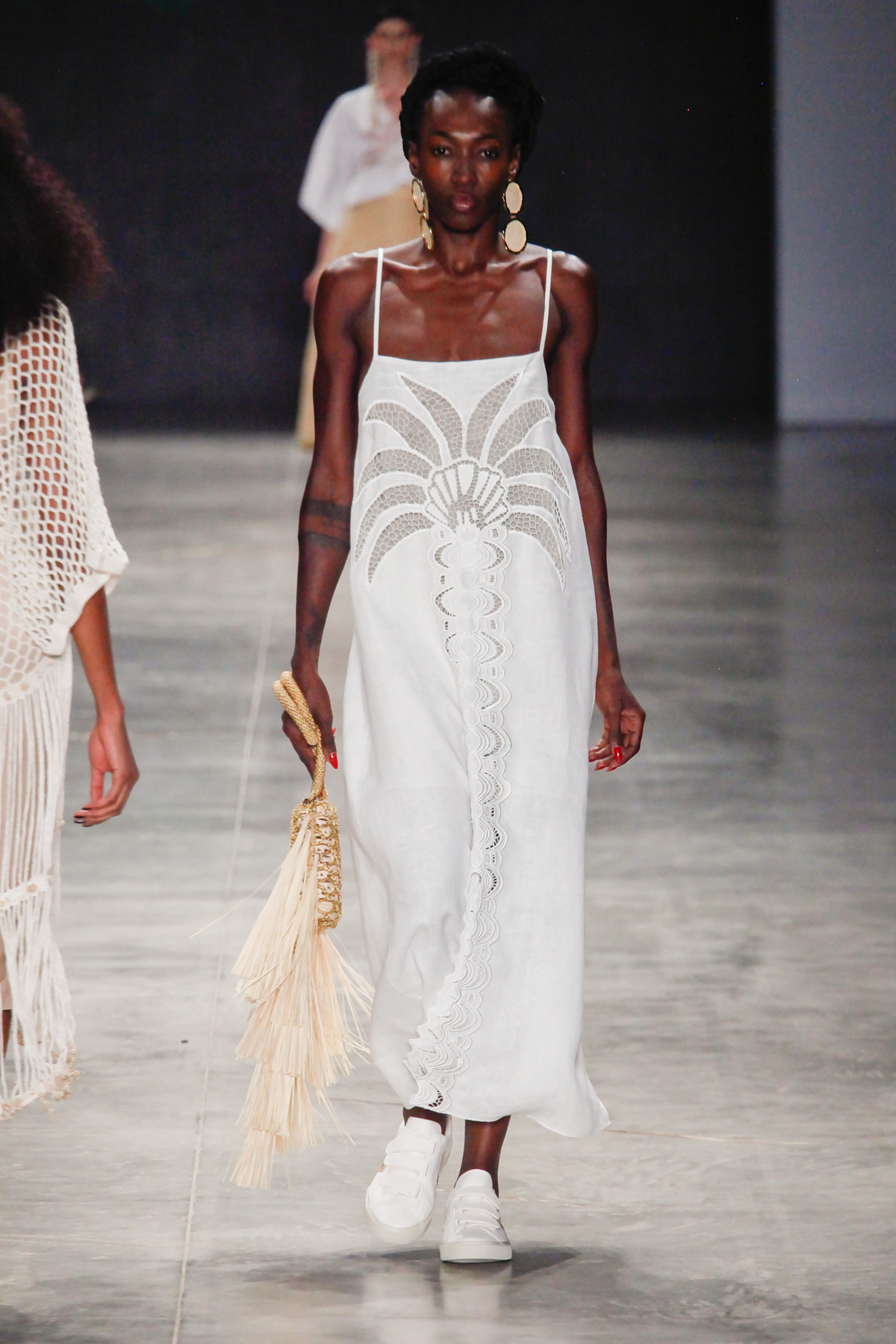 فستان أبيض مع سنيكرز أبيض من Mina