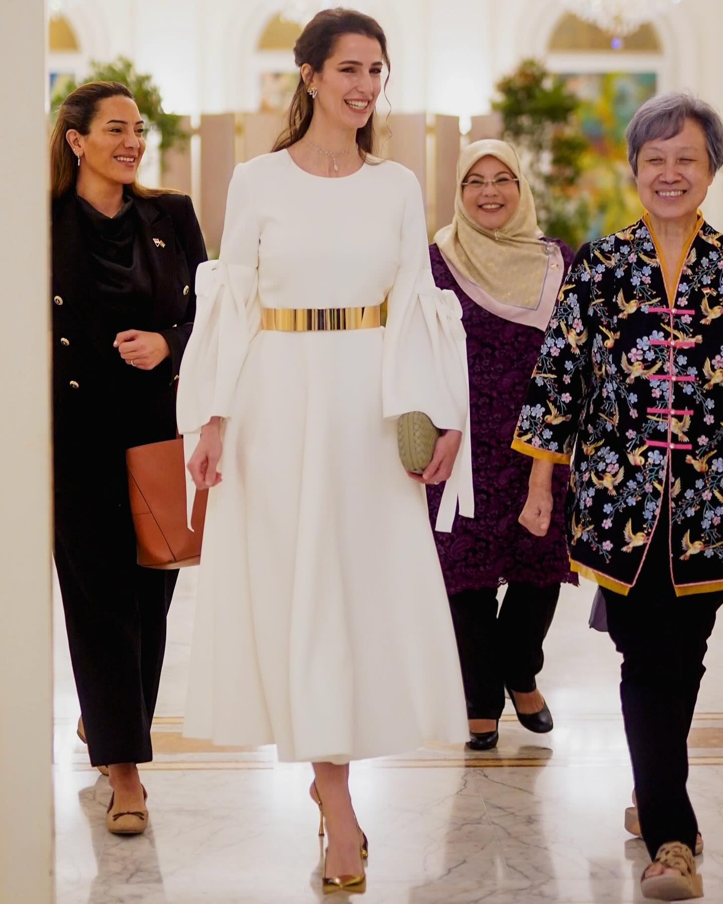 فستان أبيض من اختيار الأميرة رجوة خلال زيارة رسمية