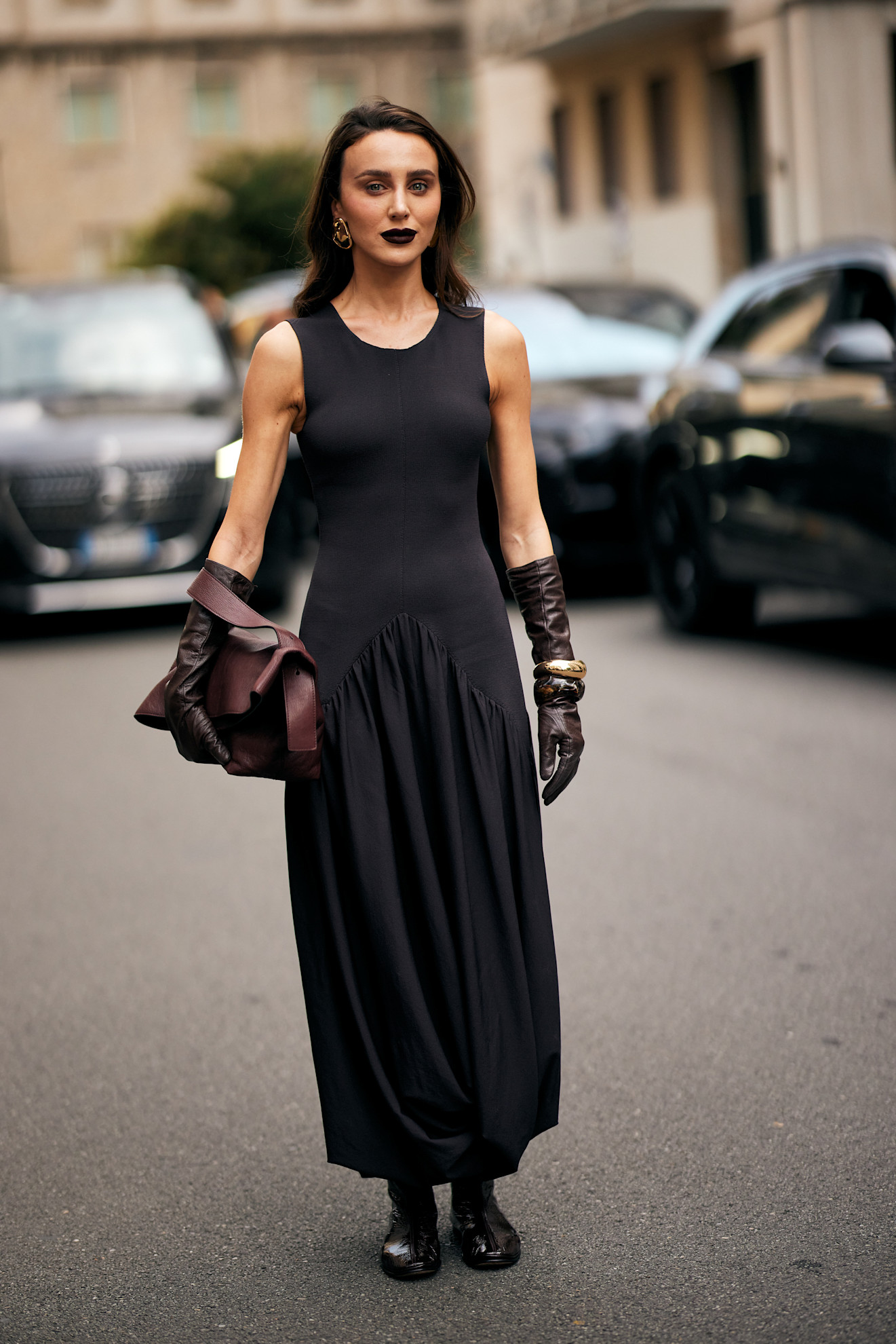 فستان أسود بسيط مع قفازات من الجلد من شوارع ميلان