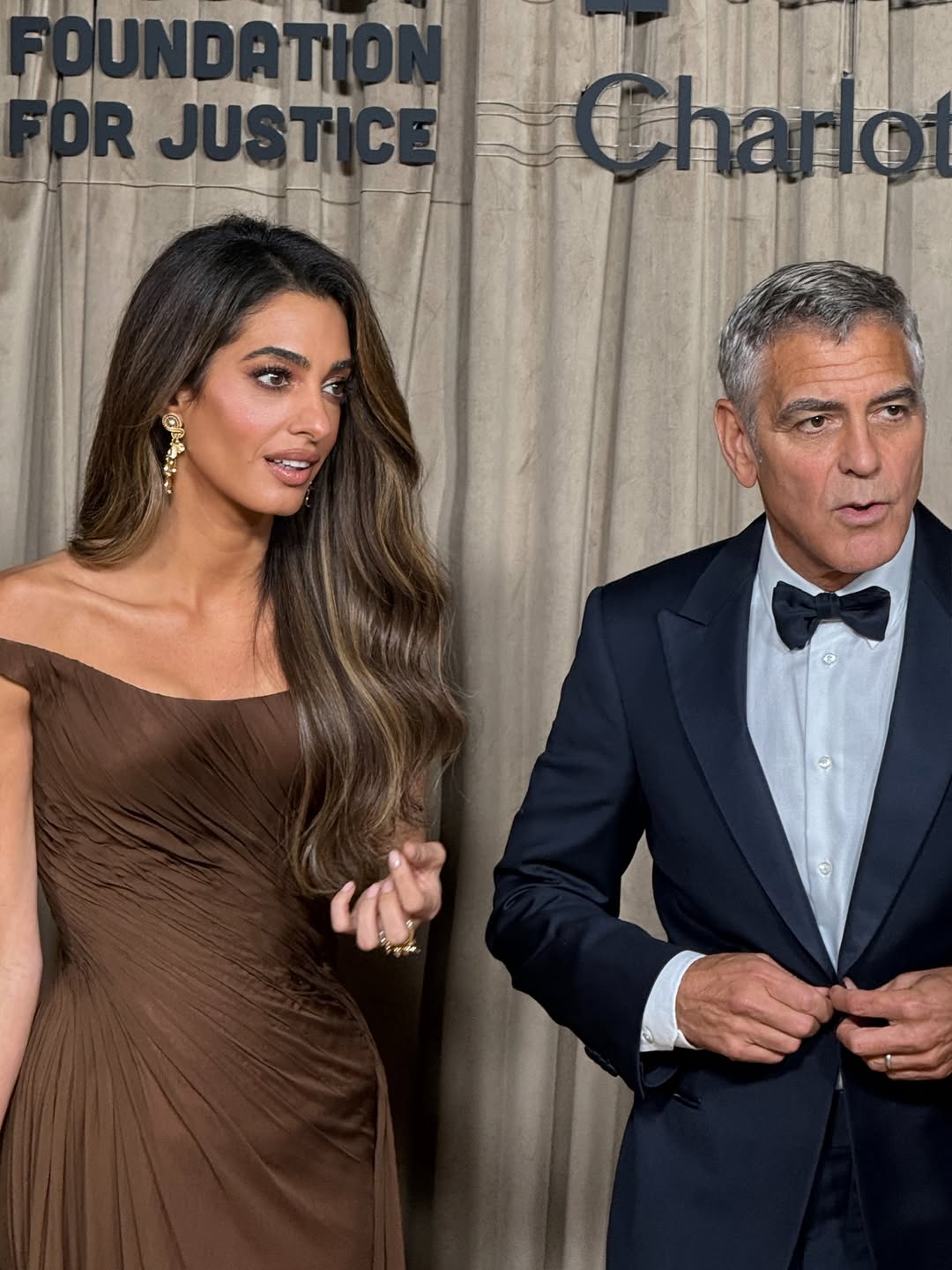 فستان أمل جاء مزينا بذيل جانبي طويل