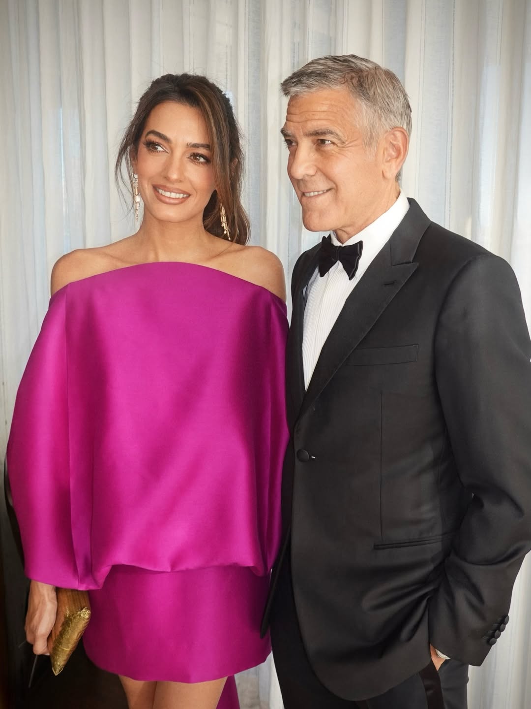 فستان أمل كلوني بقصة ضيقة وقصيرة بصيحة الأوف شولدر