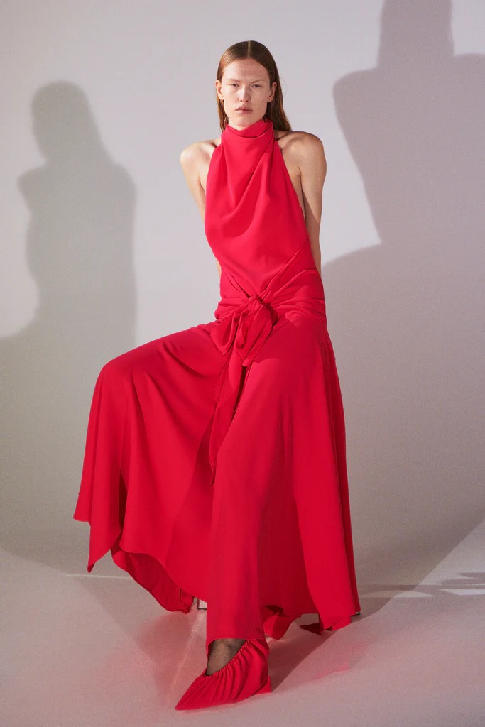 فستان أنيق باللون الأحمر من تصميم Lurline.jpg