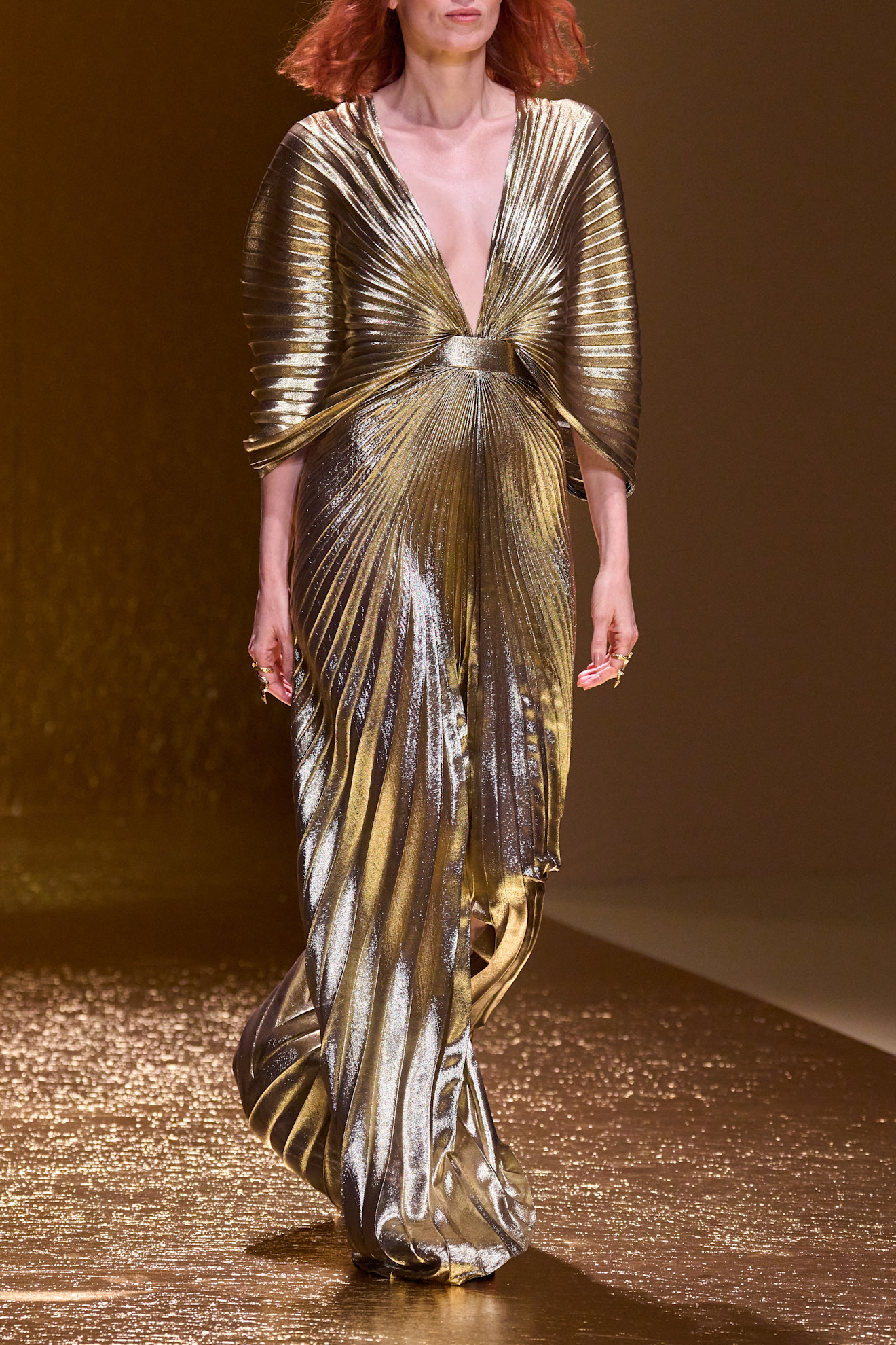 فستان أنيق باللون الذهبي الميتالك من Roberto Cavalli