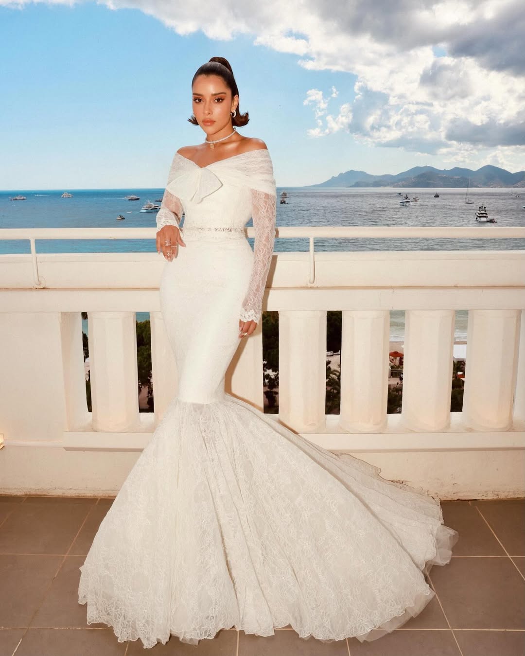 فستان ابيض عرائسي من بلقيس فتحي يغطيه الدانتيل