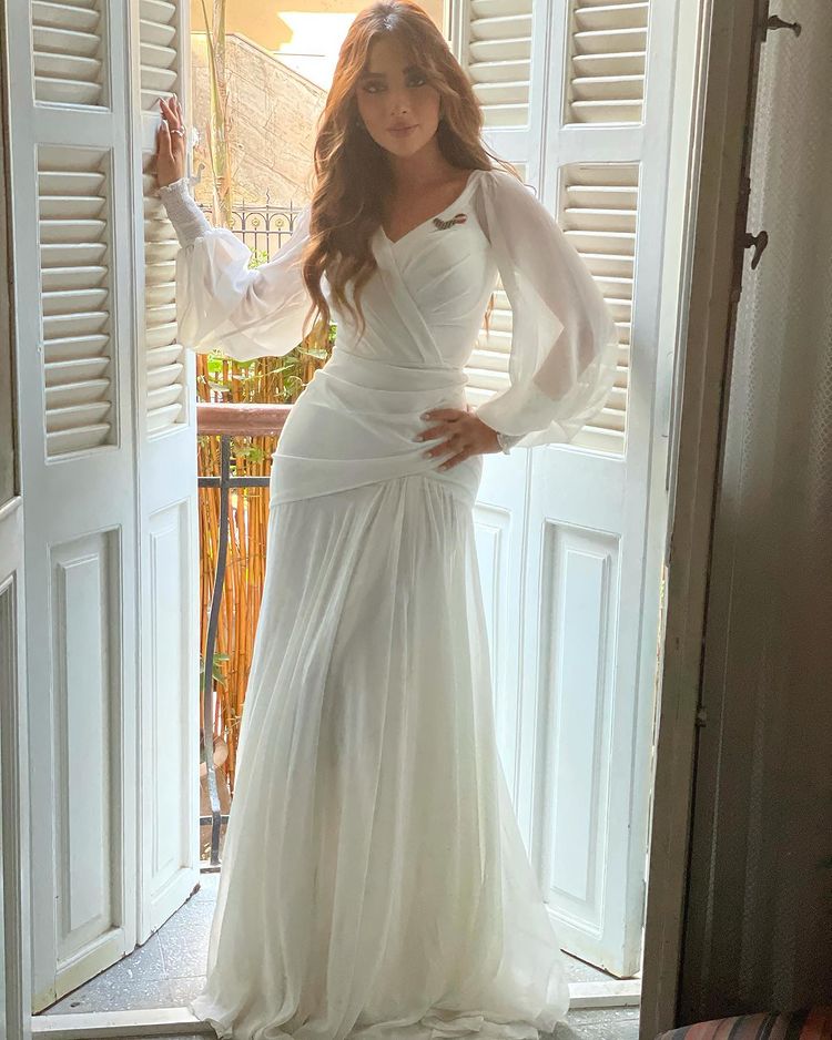 فستان ابيض يليق بالخطوبة من بلقيس ويناسب العروس المحجبة- انستغرام بلقيس