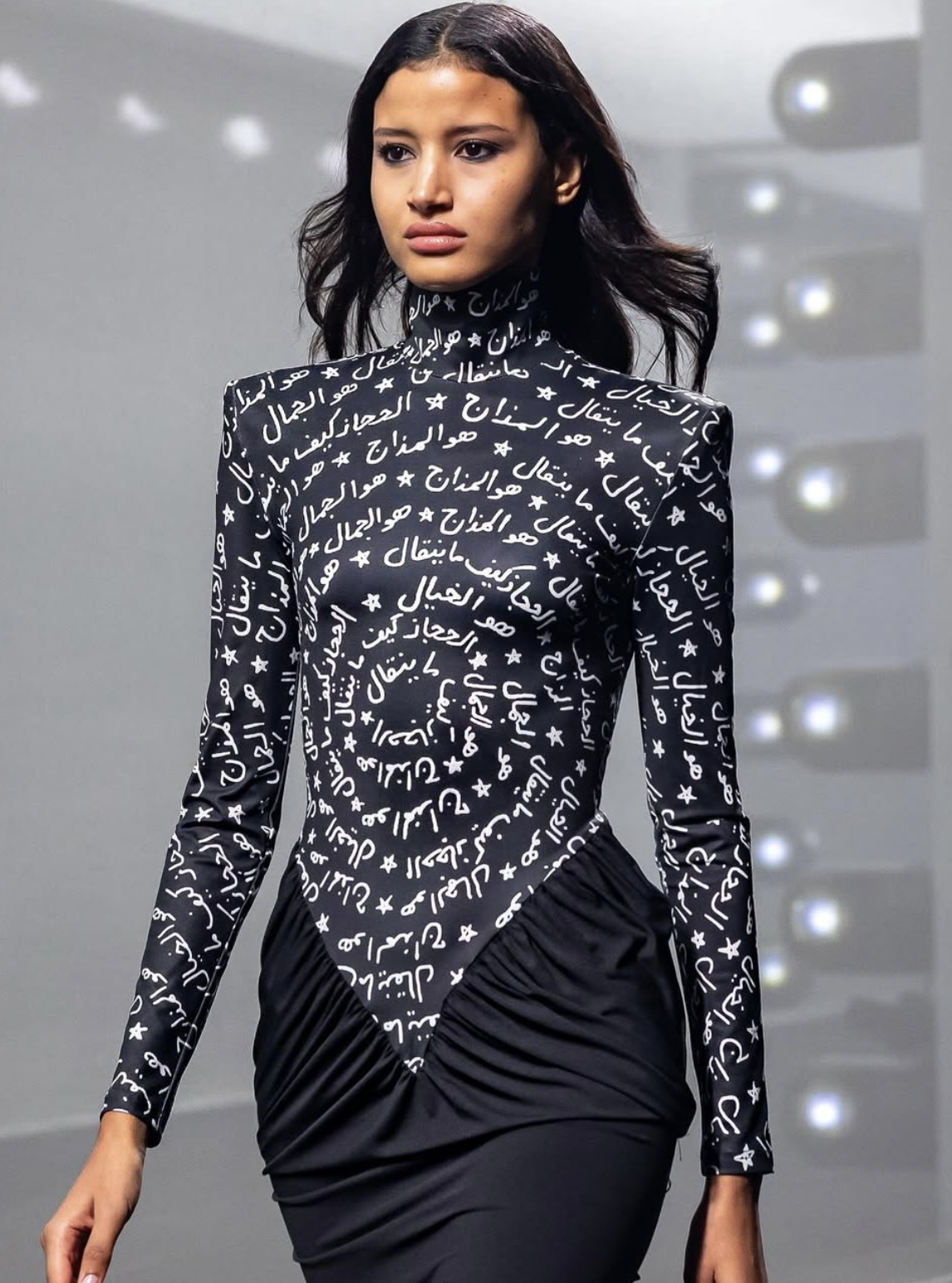 فستان بالكتابة العربية والأكتاف الحادة من Hindamme