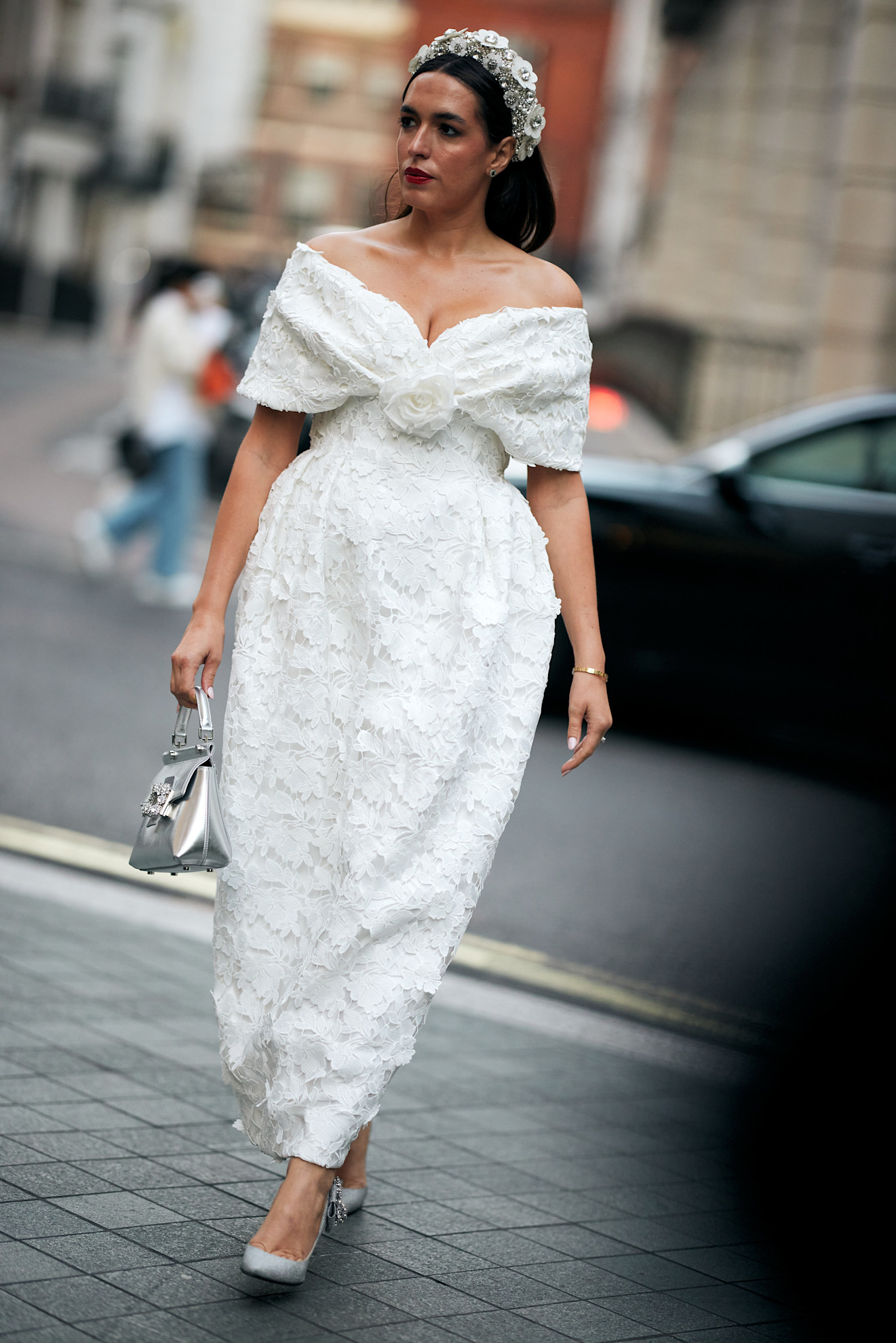 فستان باللون الأبيض مع إكسسوارات معدنية من شوارع لندن