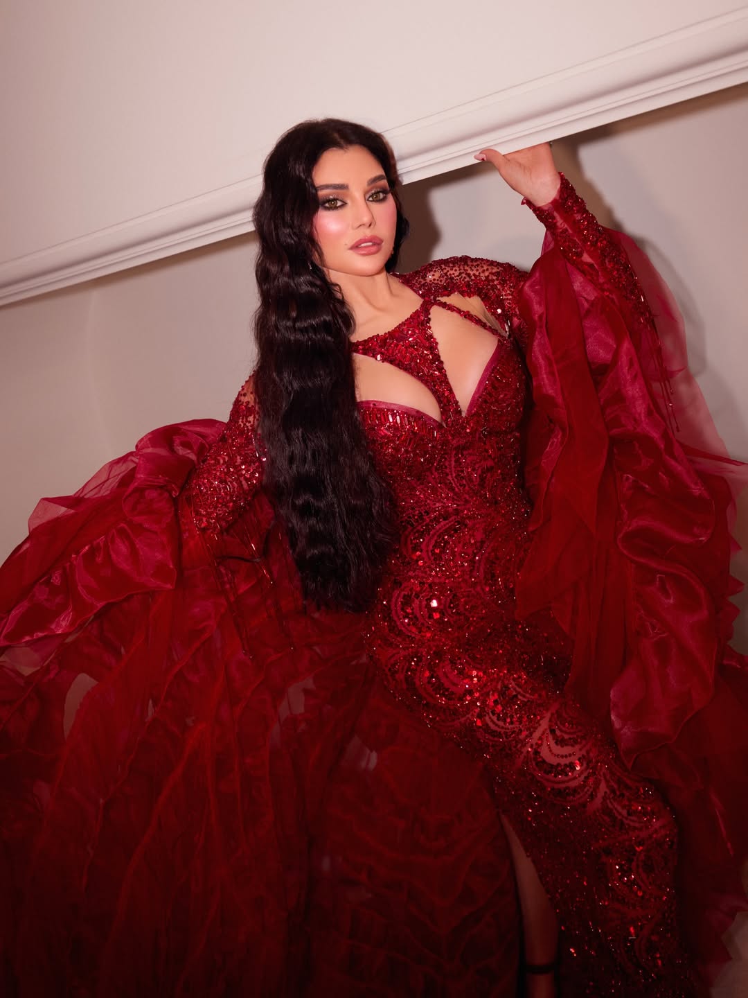فستان باللون الاحمر من إطلالة هيفاء وهبي في عيد الحب