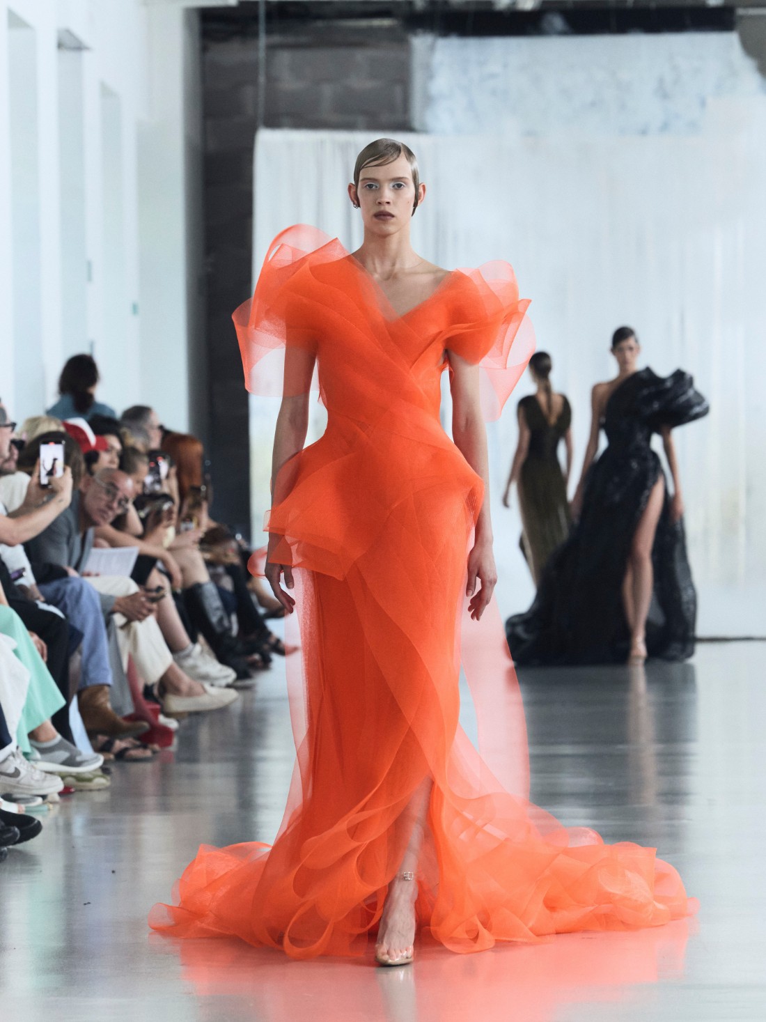 فستان باللون البرتقالي المرجاني من Lever Couture