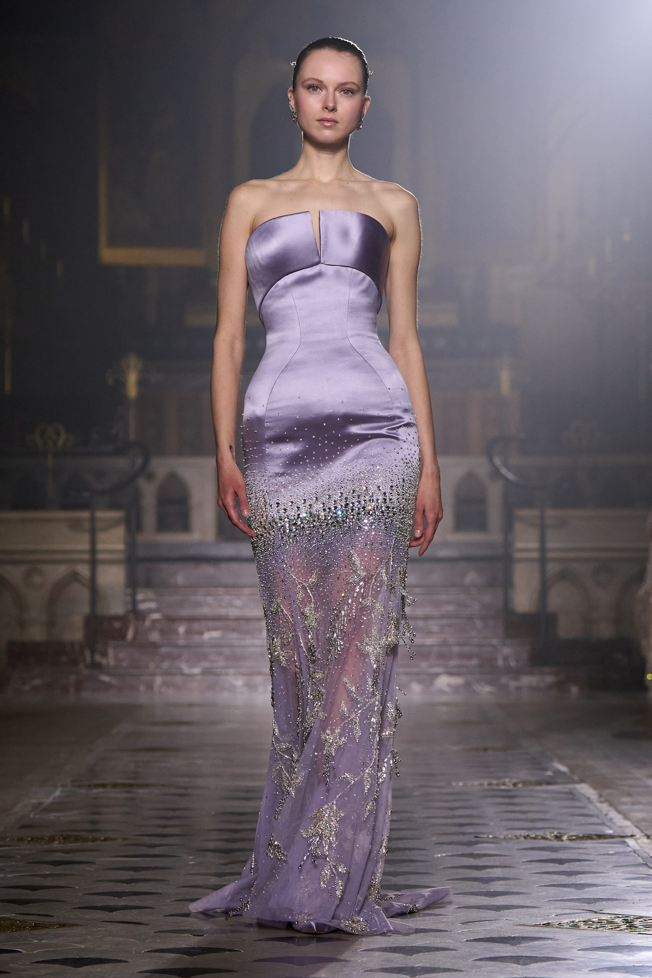 فستان باللون البنفسجي من تصميم جورج حبيقة