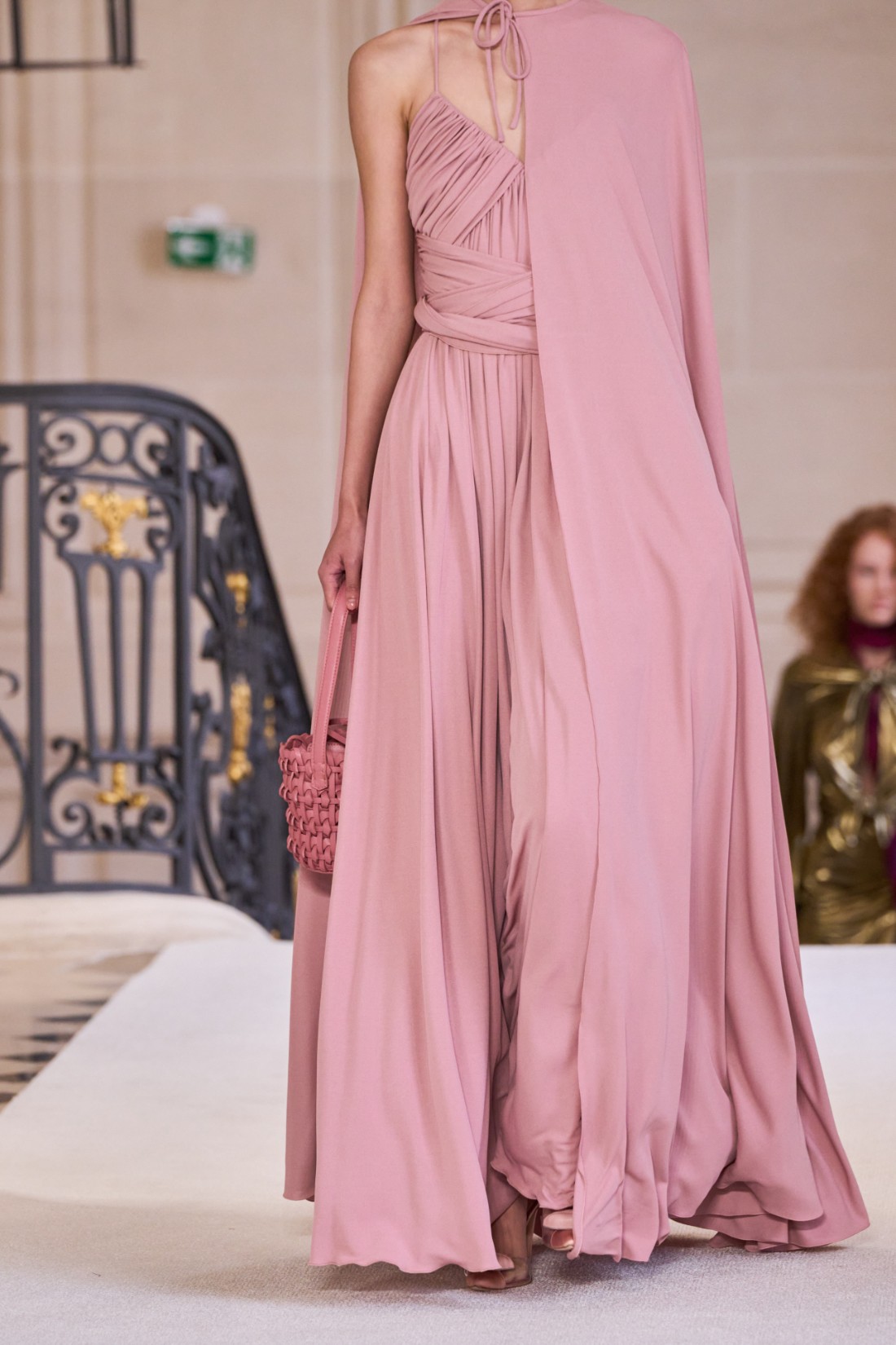 فستان باللون الوردي الغباري من مجموعة Giambattista Valli 