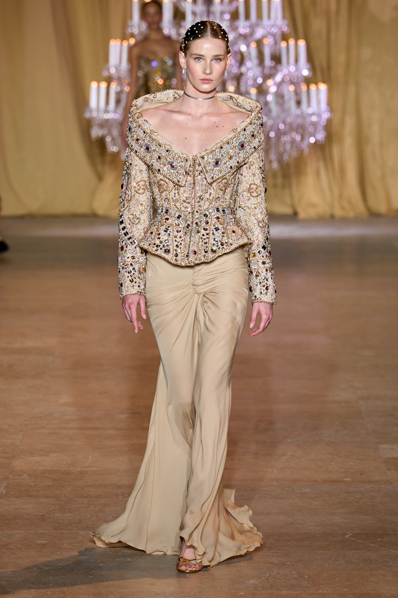 فستان بتصميم مميز يليق بوالدة العروس من زهير مراد