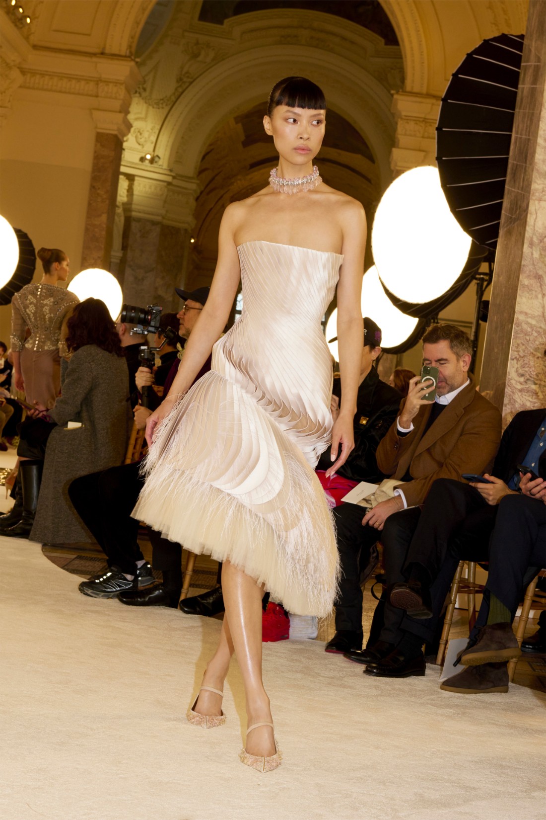 فستان بتفاصيل هندسية من Schiaparelli