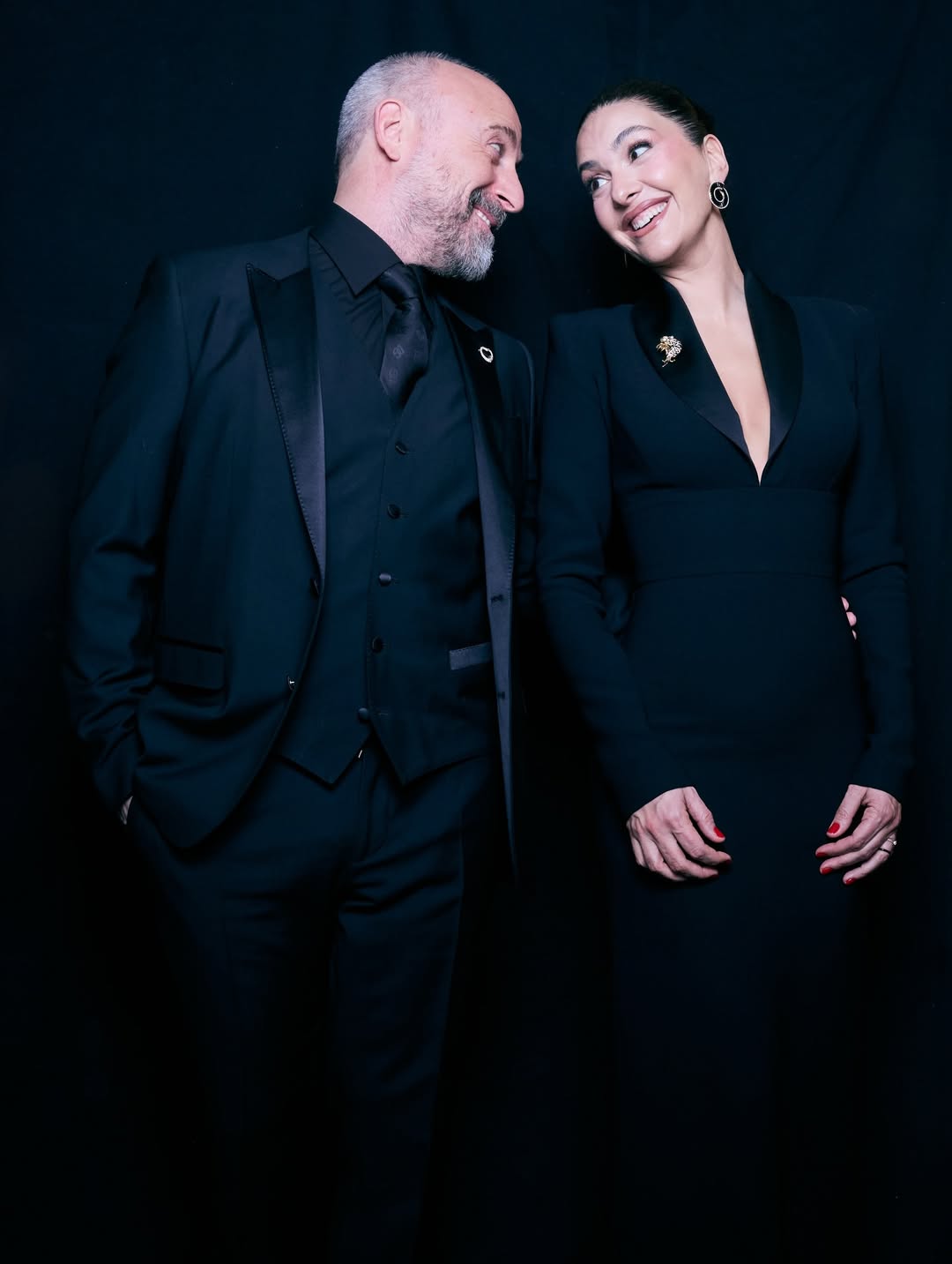 فستان برجوزار عانق قوامها بقصة ضيقة وخالد أرجنتش ببدلة كلاسيكية سوداء