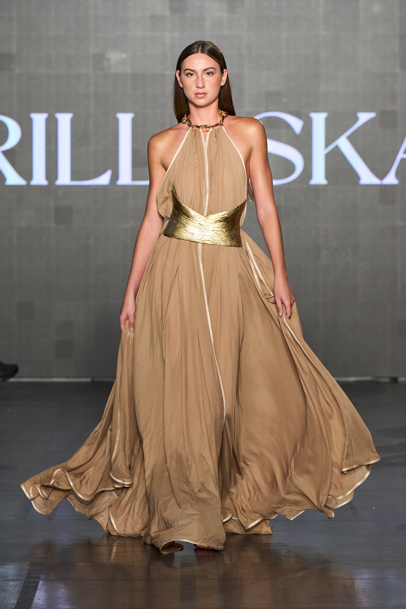 فستان بلون نيود مائل إلى البرونزي من Mala Aleska