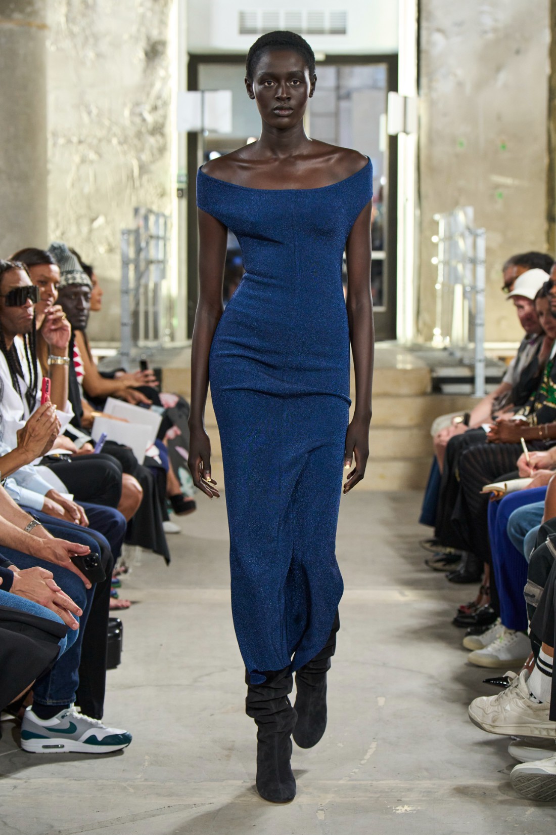 فستان دار Alaïa الماكسي الذي تميّز بقصة الأكمام الأوف شولدرز