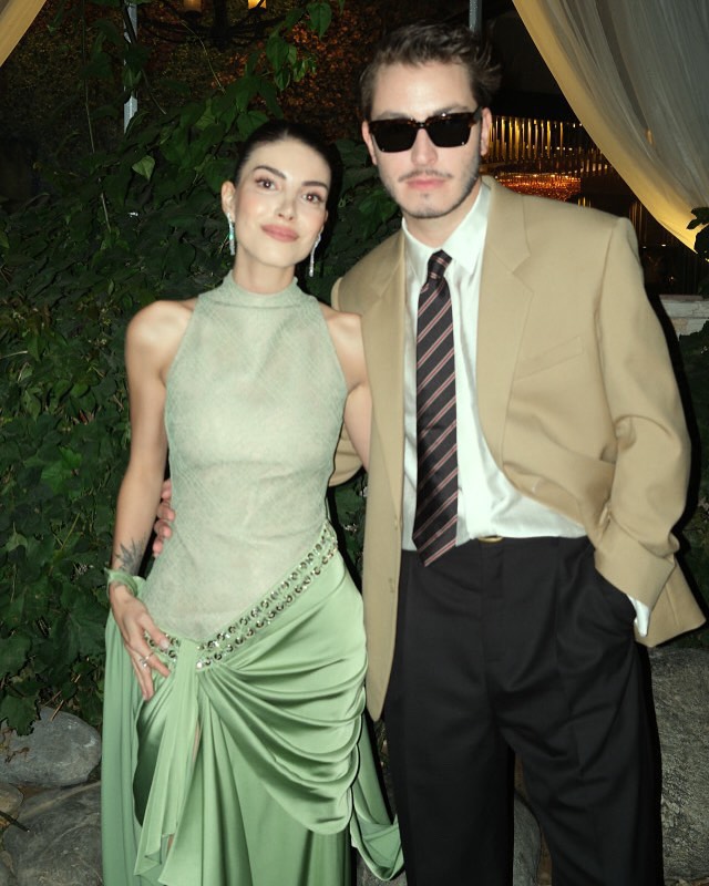 فستان دينيز  تزينه عقدة جانبية متدلية فوق الساق المكشوف بشق عالي