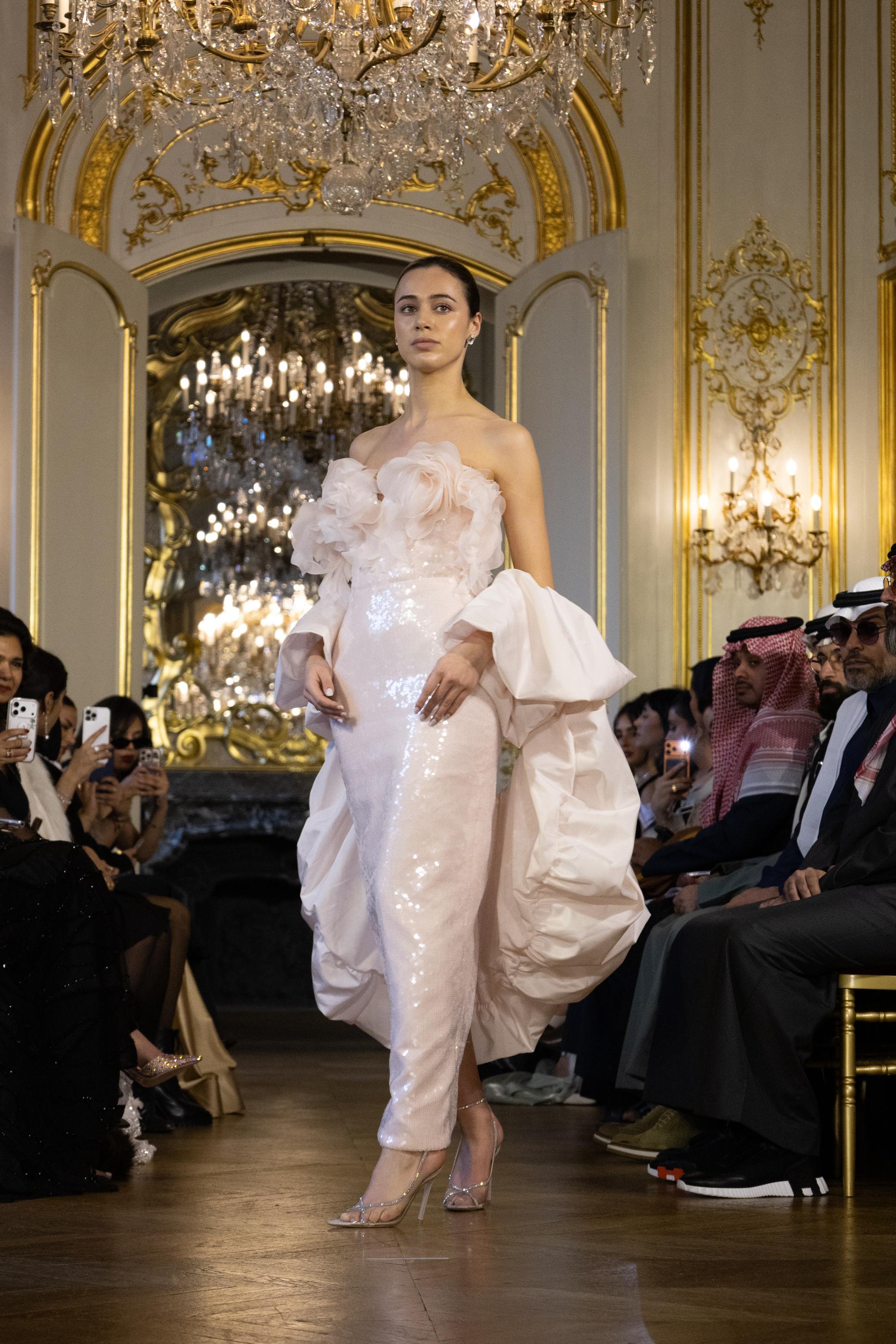 فستان راقي من مجموعة Rebirth من علامة IKH Fashion في باريس