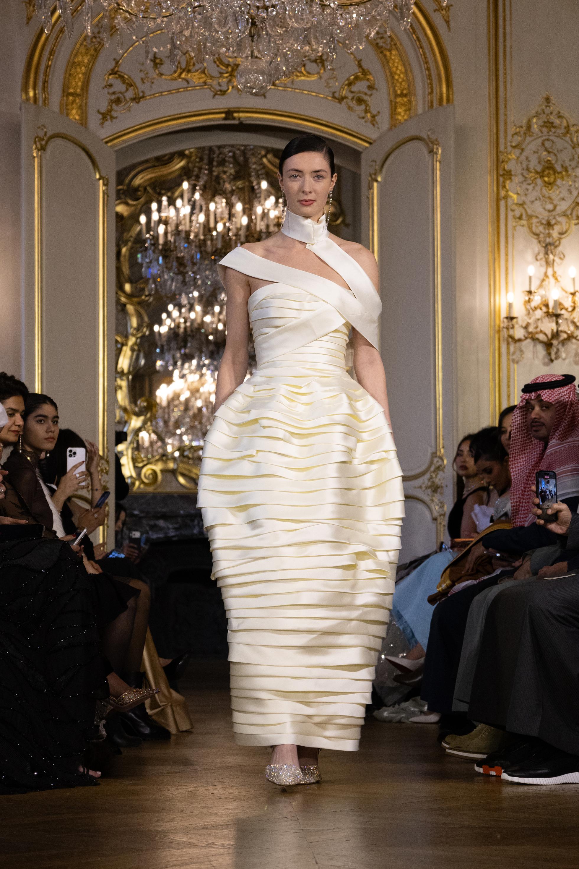 فستان راقي من مجموعة Rebirth من علامة IKH Fashion في باريس.jpg