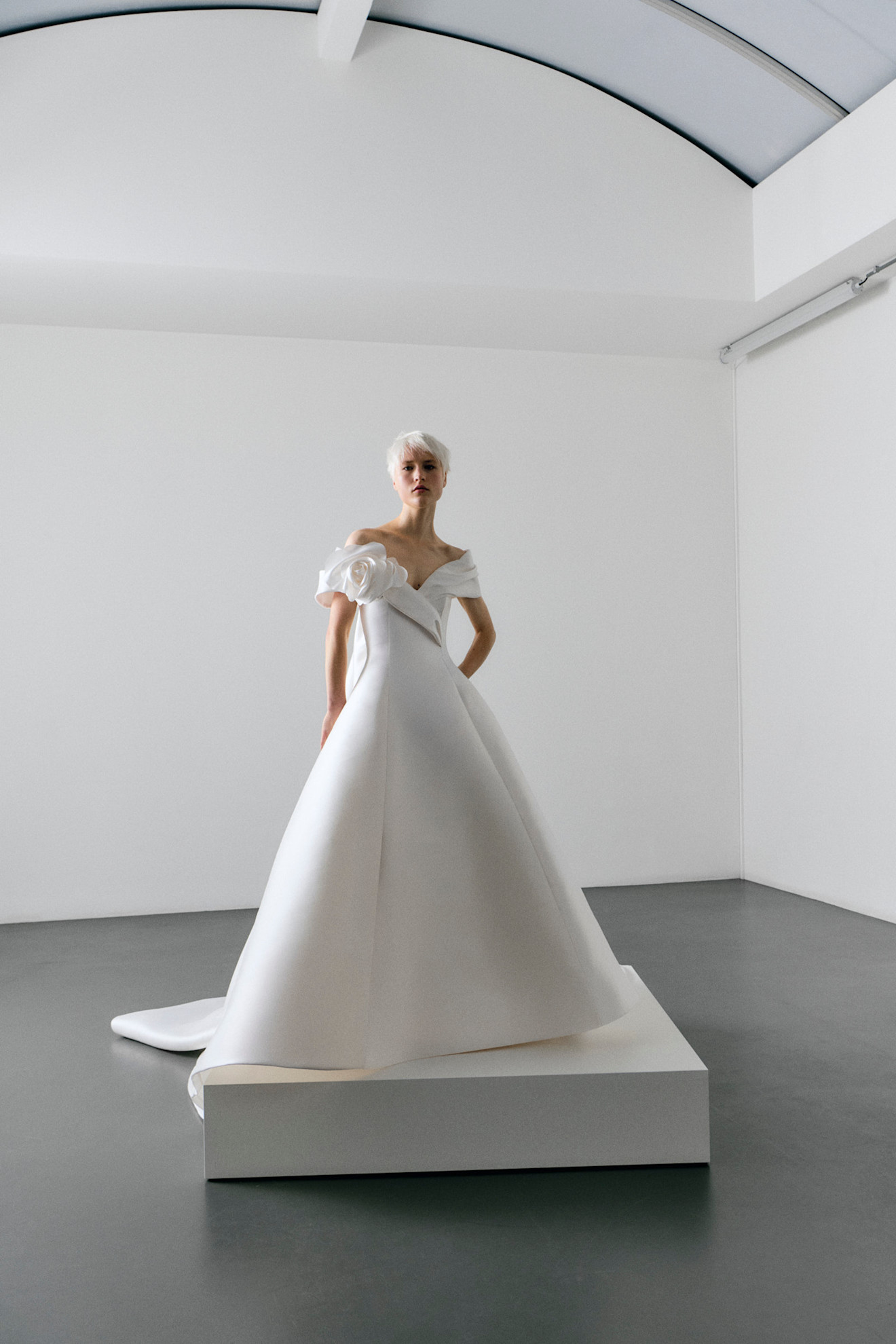 فستان زفاف أوف شولدر من فيكتور اند رولف