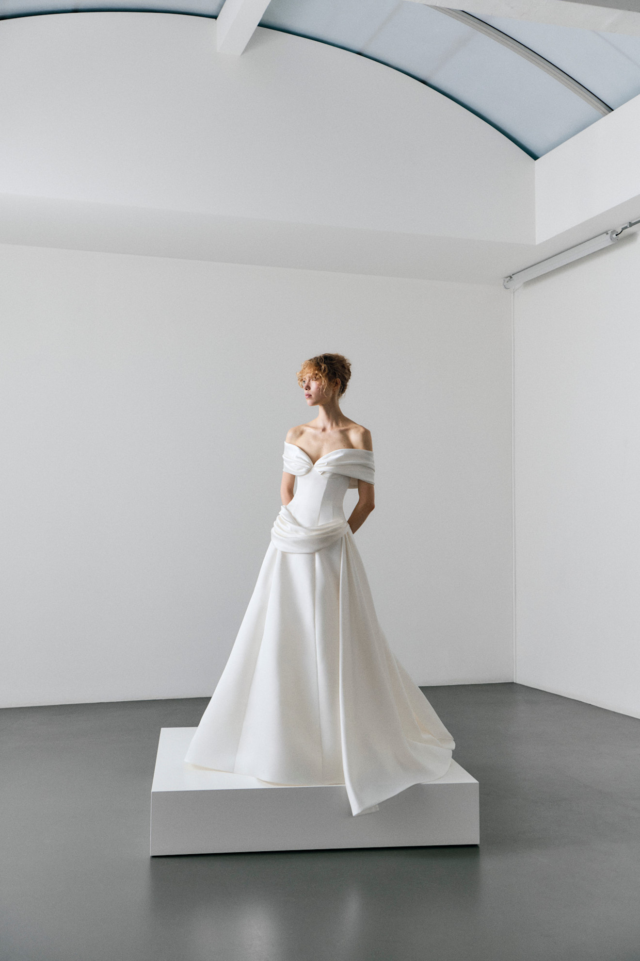 فستان زفاف أوف شولدر من فيكتور اند رولف