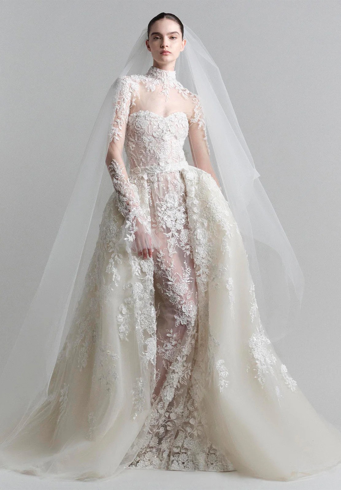 فستان زفاف إيلي صعب  مشغول من التول ومطرز بالورود