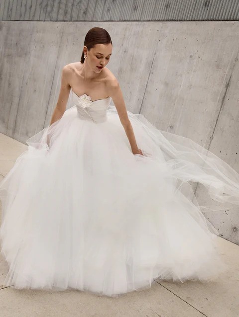 فستان زفاف بالتول الناعم مع طبعة الزهور من اوسكار دي لارنتا