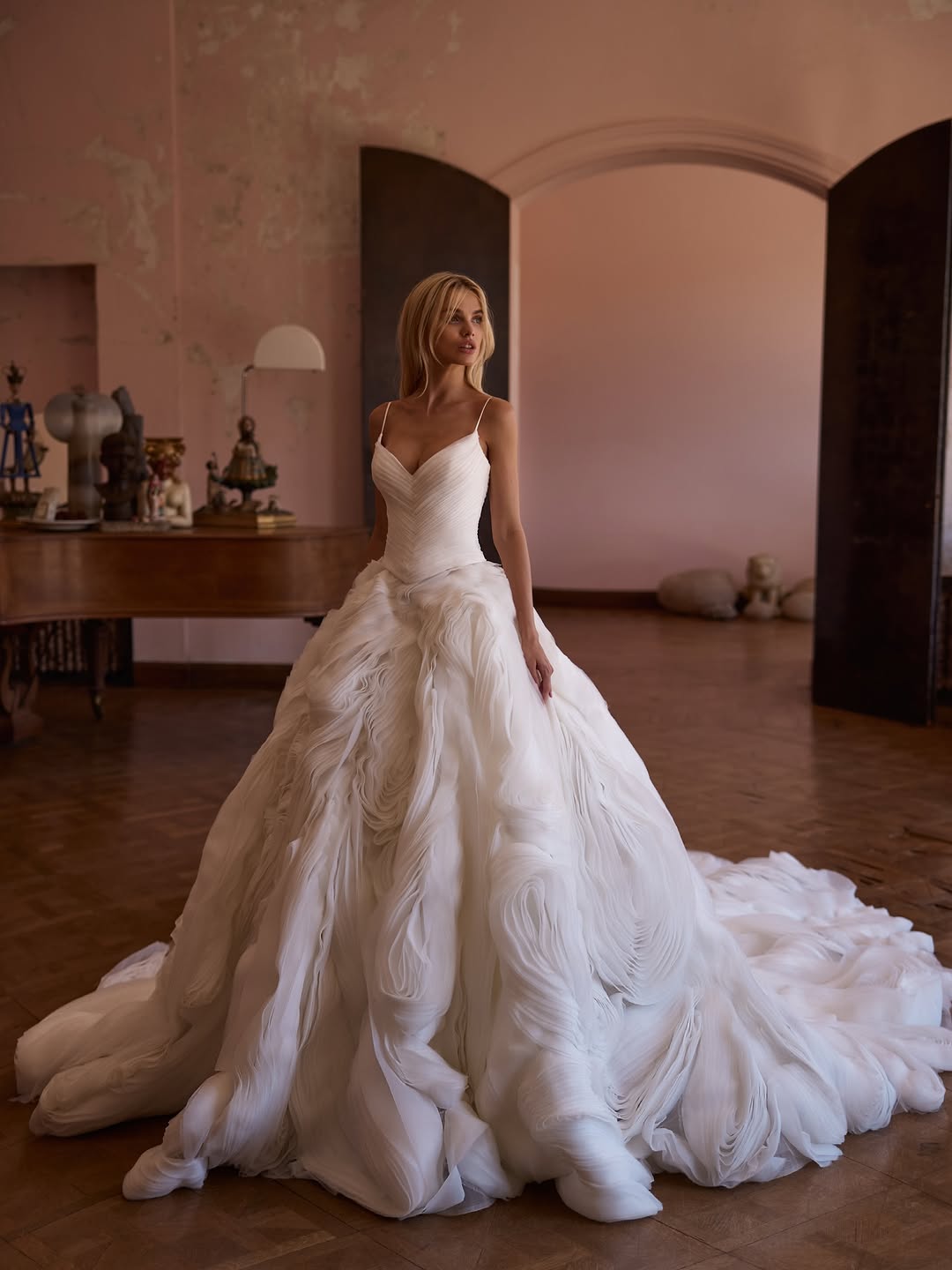 فستان زفاف بالريش من دار ميلا نوفا