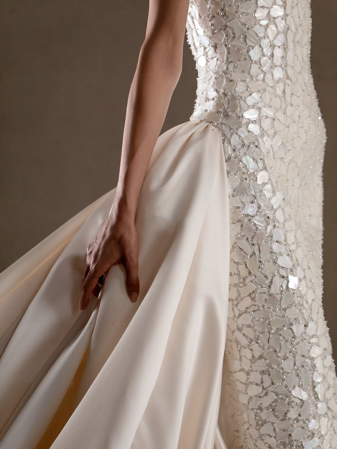 فستان زفاف باييت مرصع بالأحجار من تمارا رالف