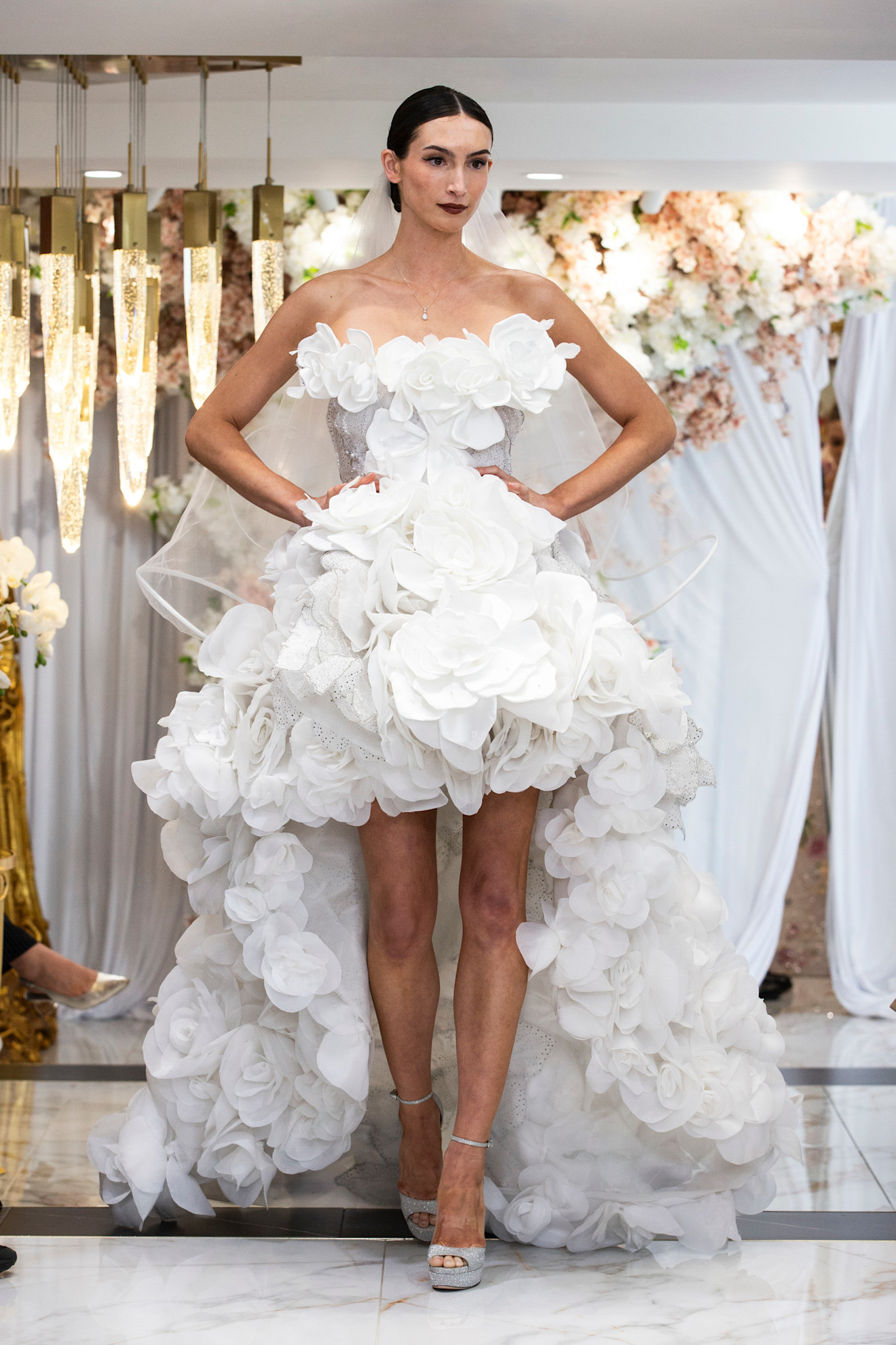 فستان زفاف بتطريزات الزهور من أسي أزينابور لخريف 2026