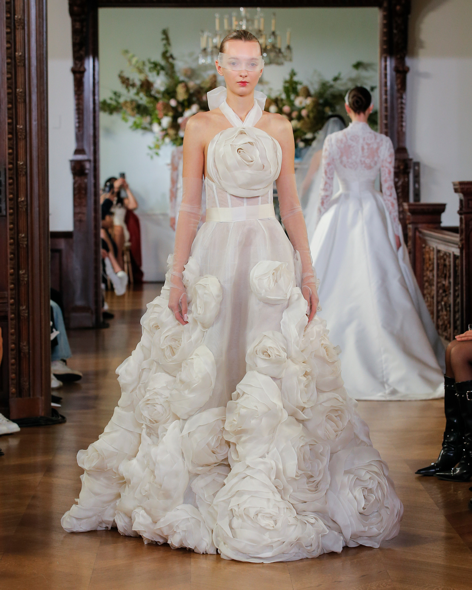 فستان زفاف بتطريزات الورود من توقيع مونيك لولييه