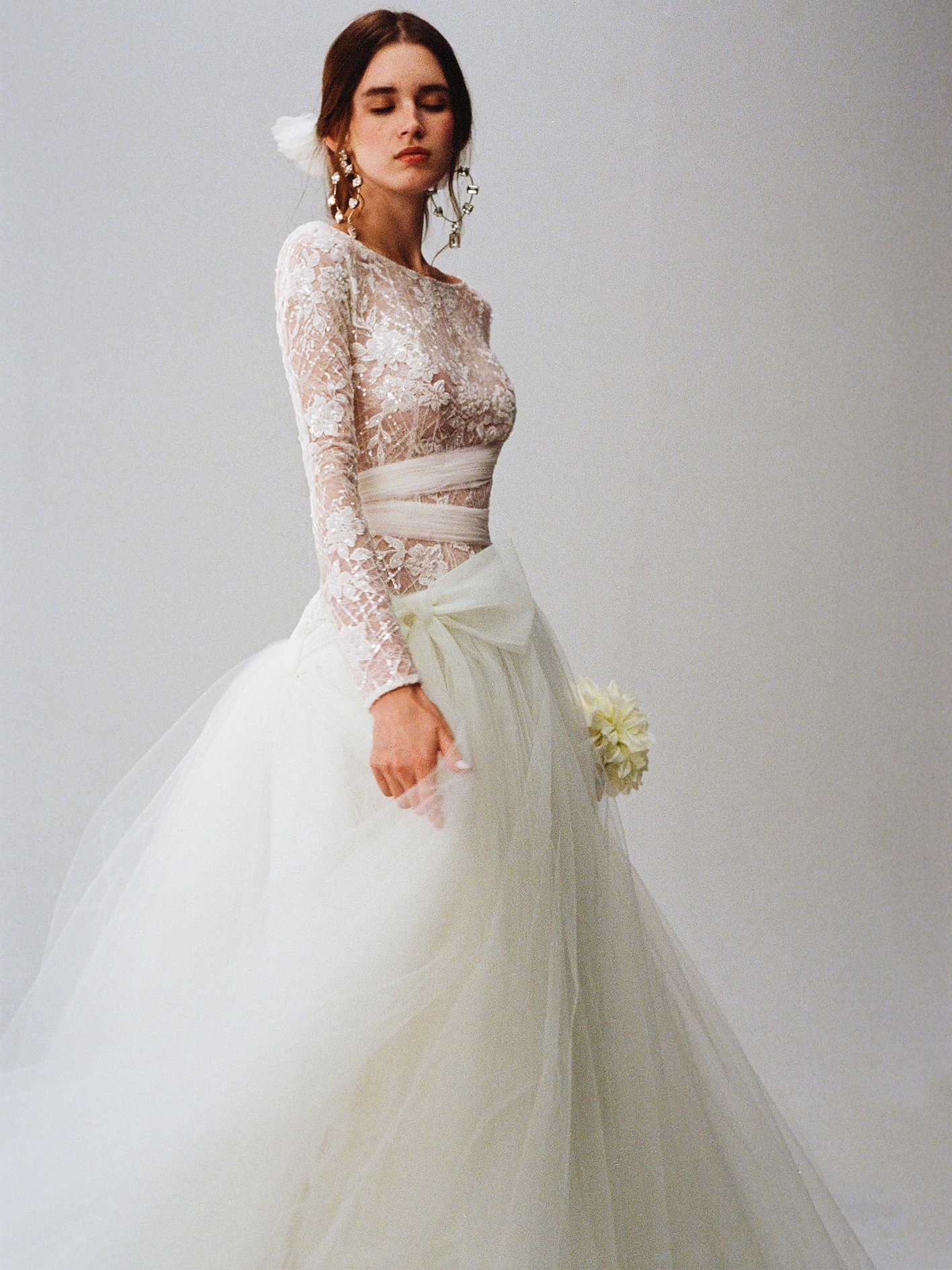 فستان زفاف بتطريزات ساحرة