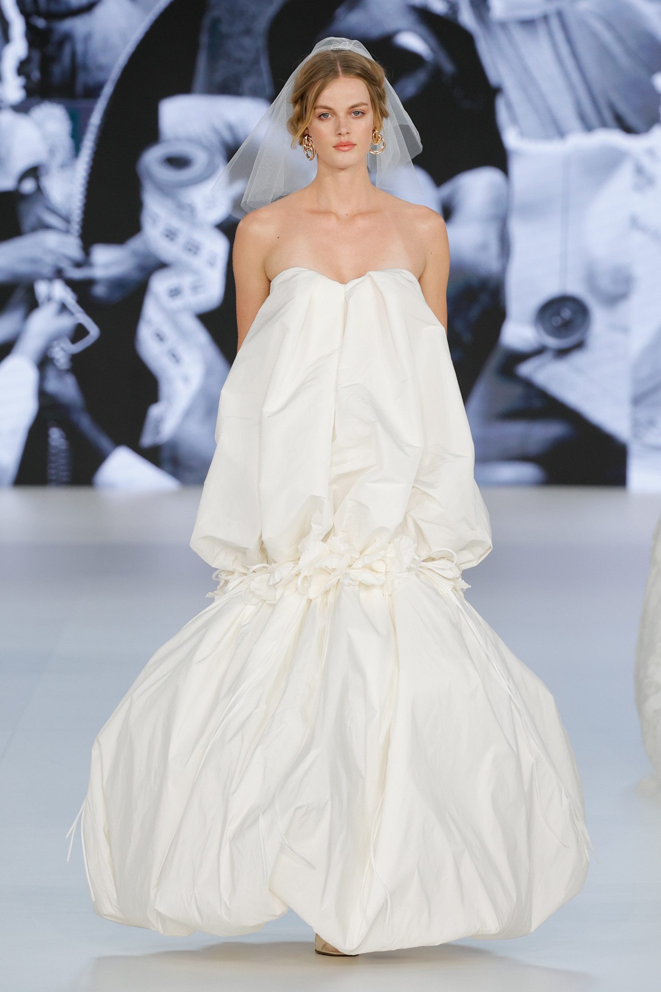 فستان زفاف بتنورة منحوتة من Yolancris