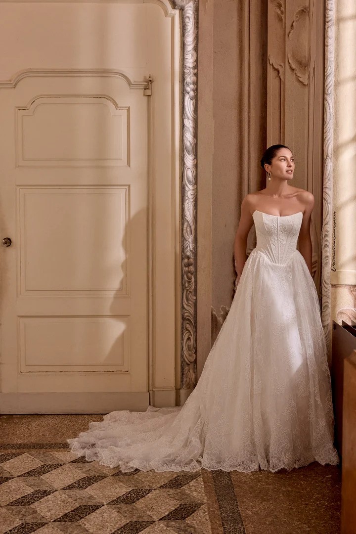 فستان زفاف بخصر الباسك من جاستين ألكساندر