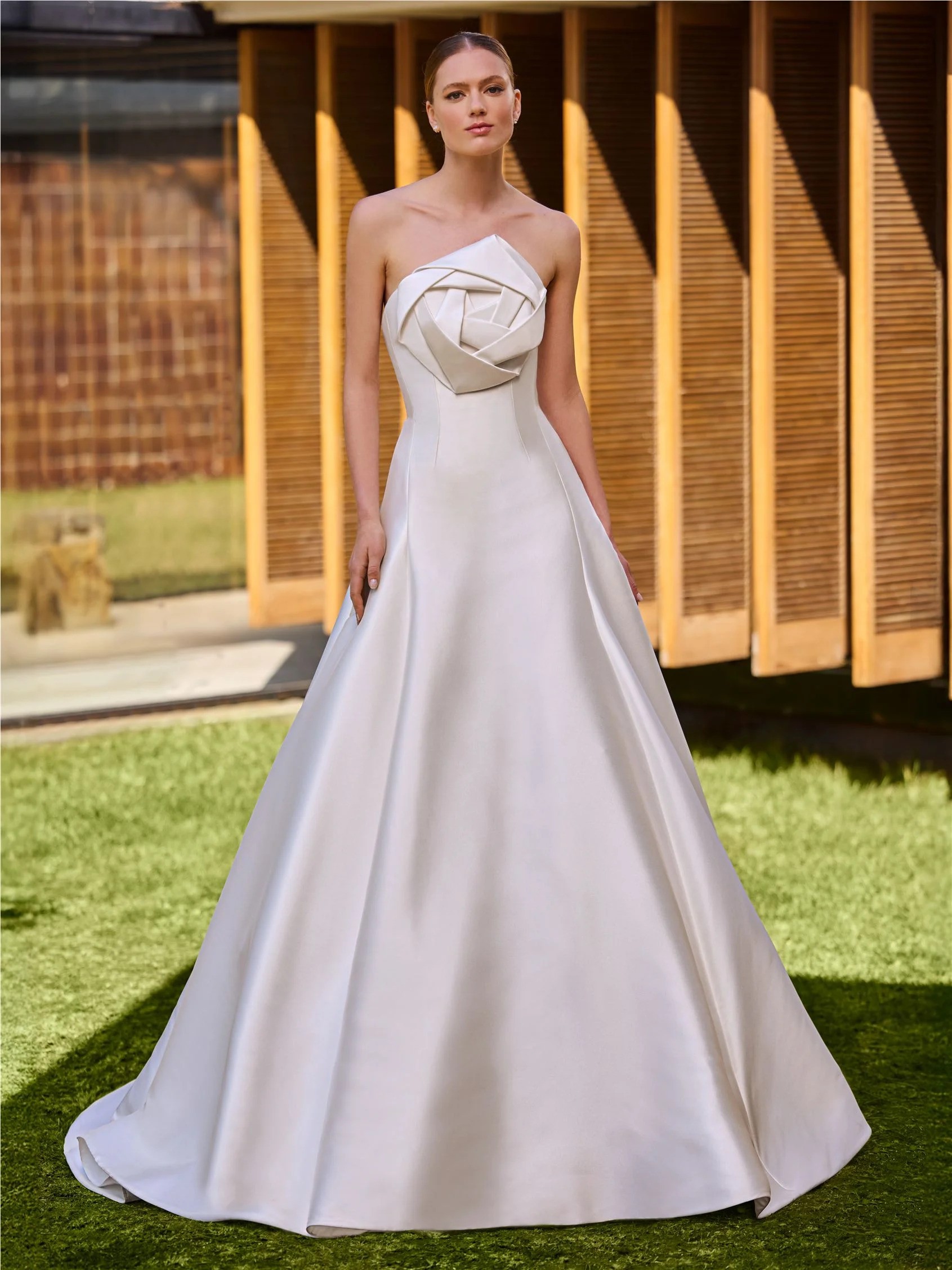 فستان زفاف بقصة الـ  A-line  من  Pronovias