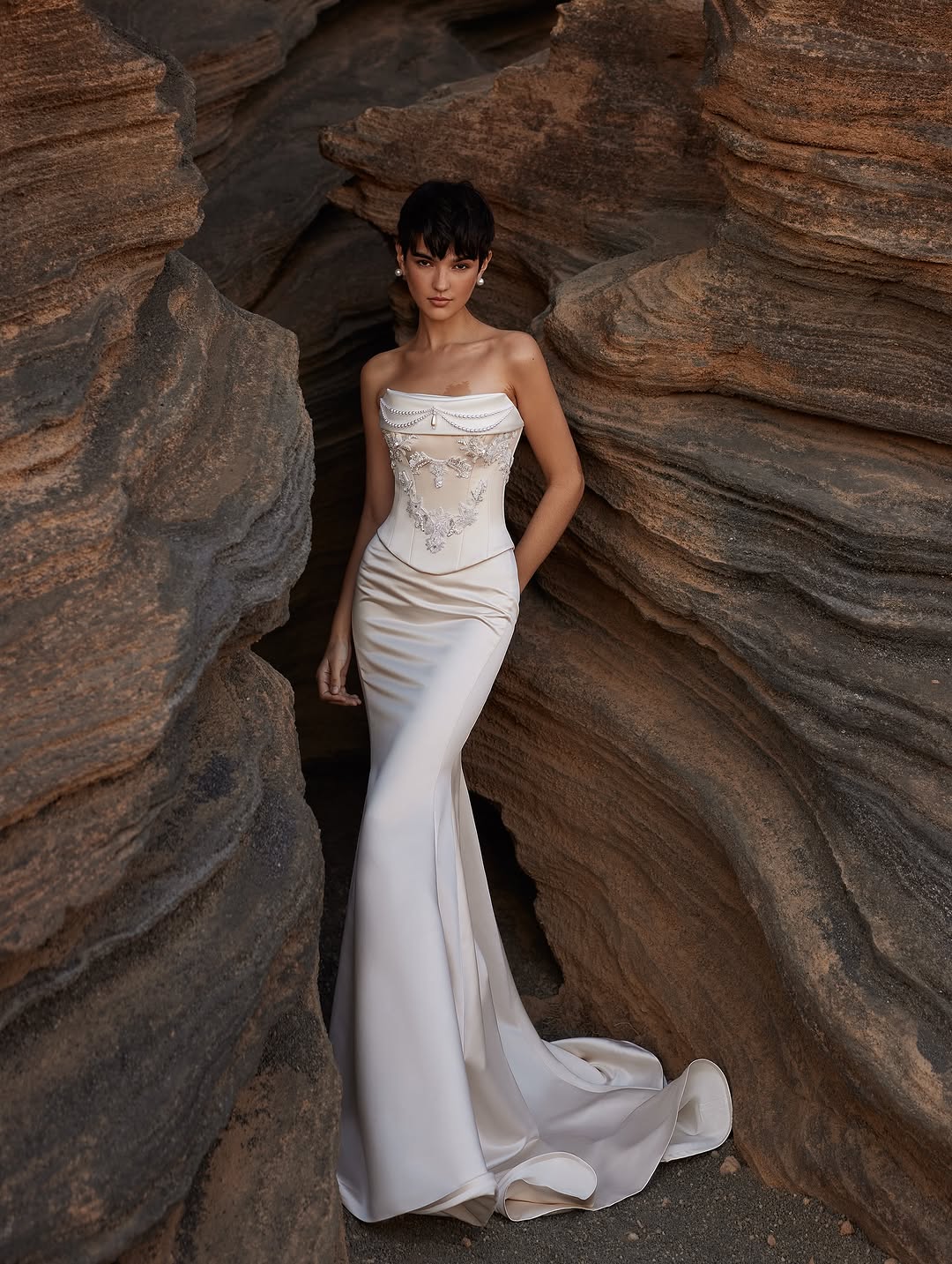 فستان زفاف بقصة ضيقة من ميلا نوفا