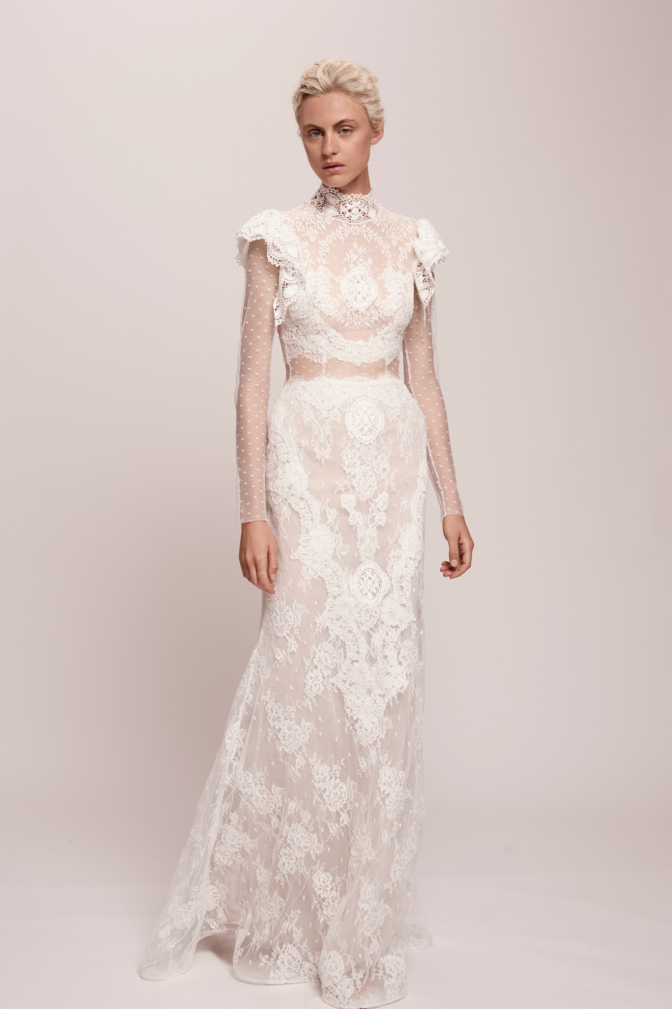 فستان زفاف بقطعتين مشغول بالدانتيل من دار جاكلين وايت