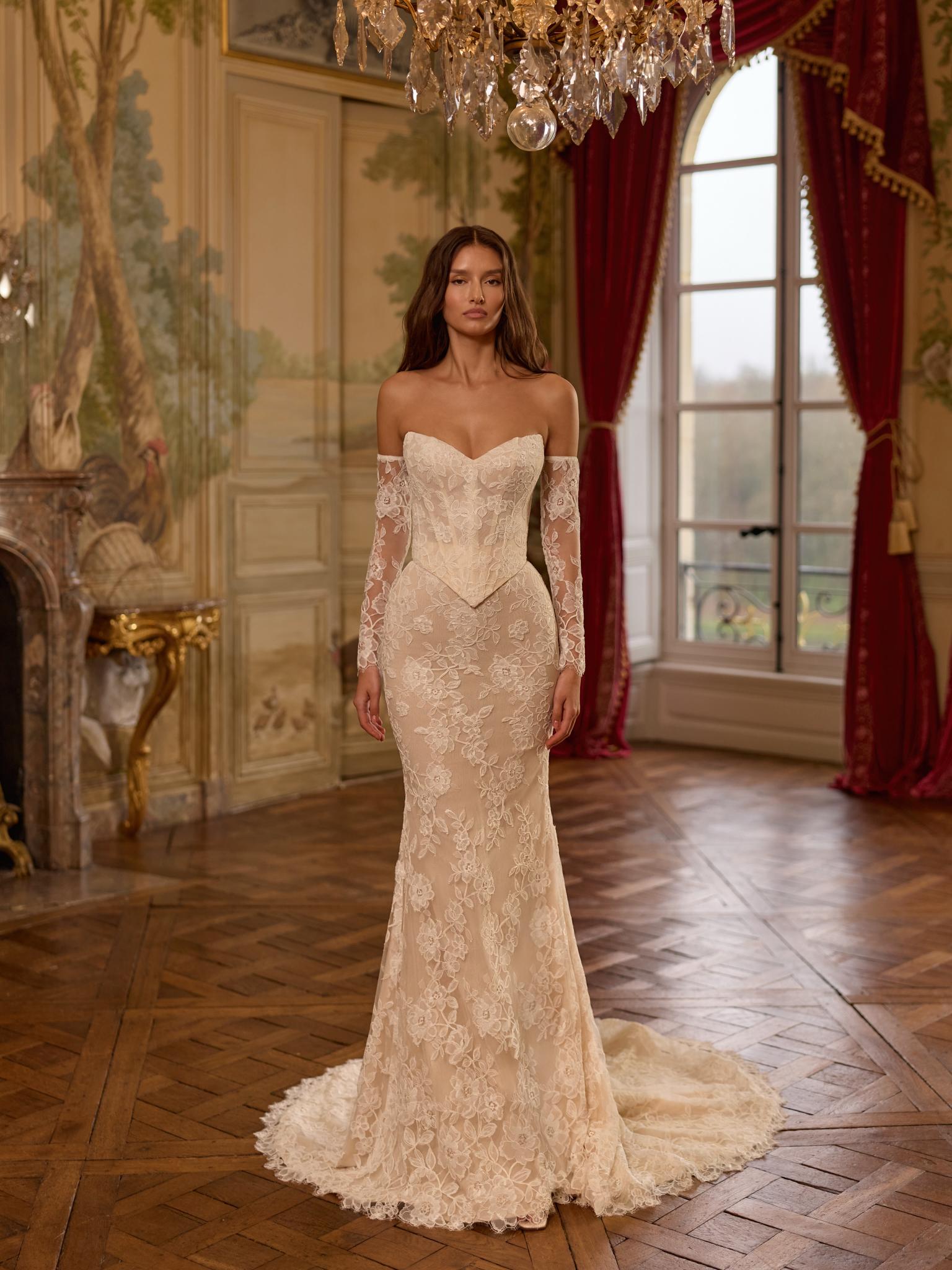 فستان زفاف بقطعتين مشغول بالدانتيل- من دار @perla_bridal_lasvegas